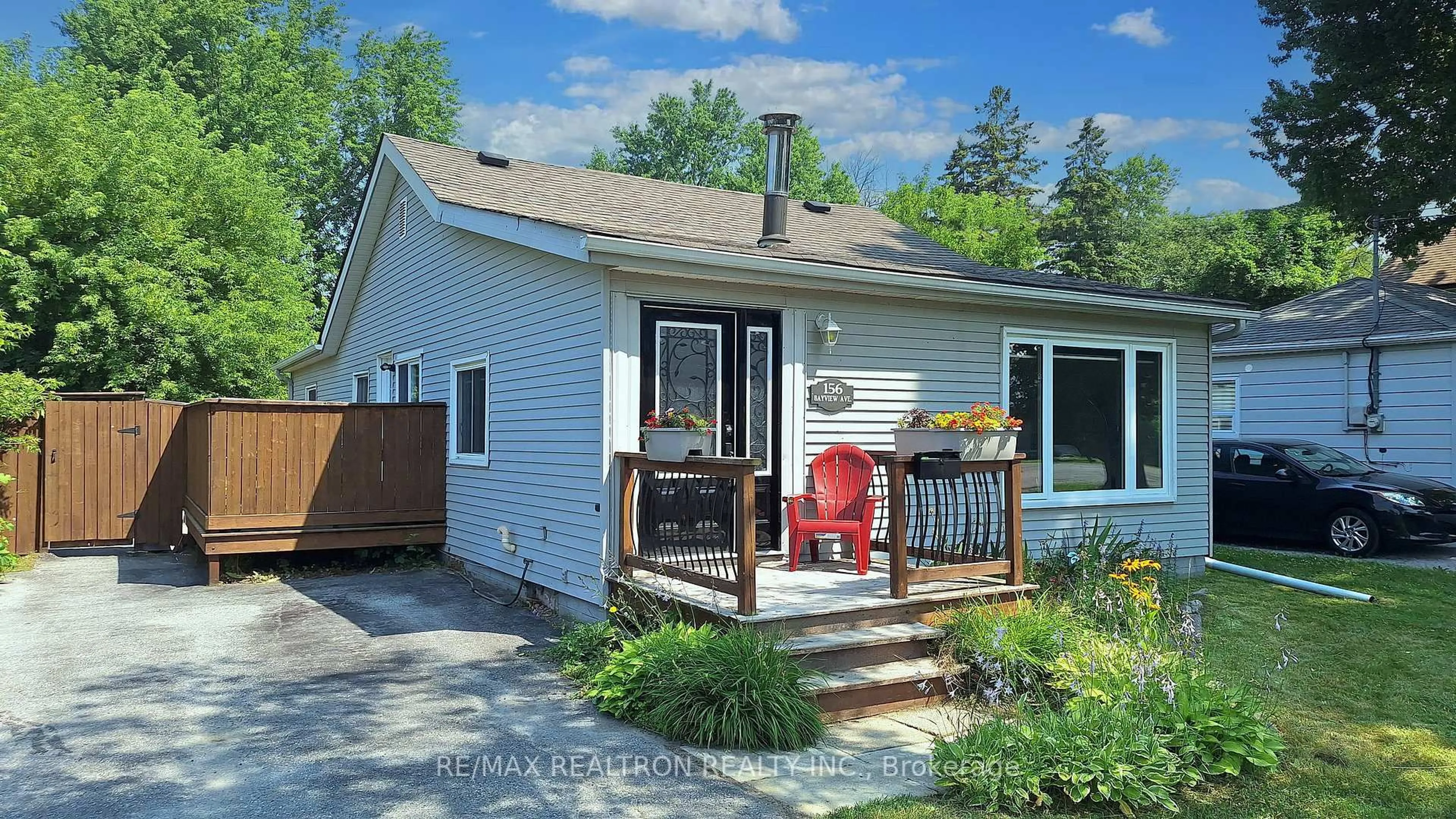 Home with vinyl exterior material, street for 156 Bayview Ave, Georgina Ontario L4P 2S9