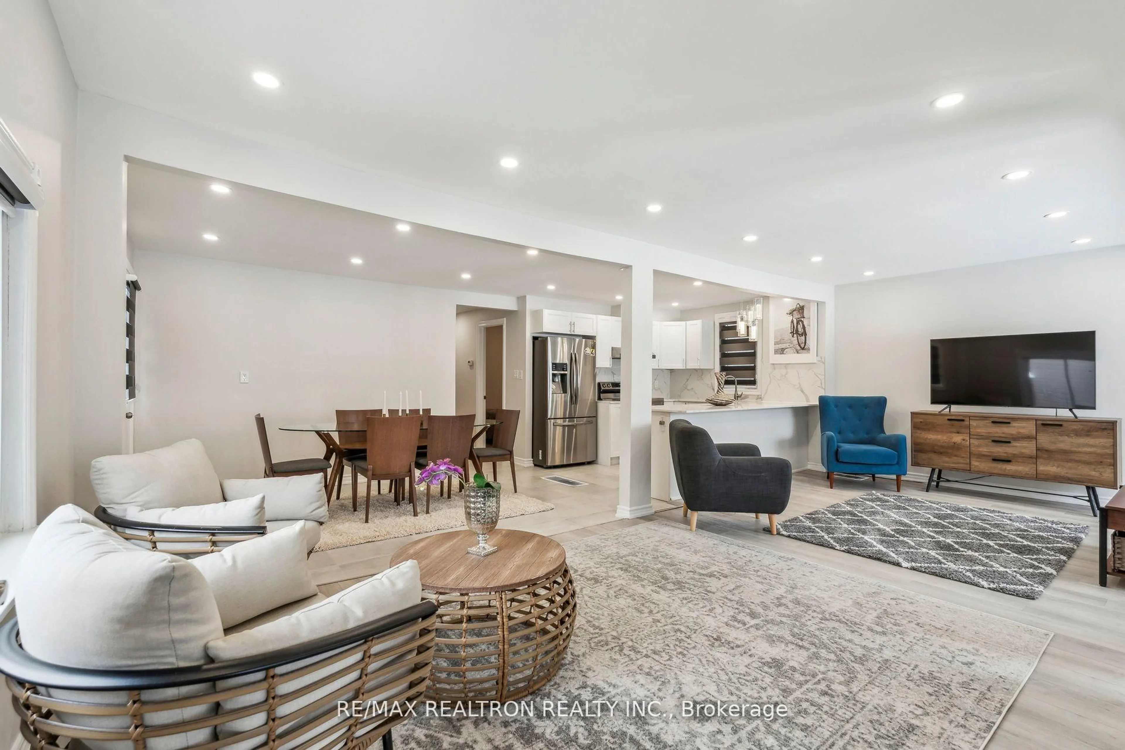 Living room with furniture, unknown for 156 Bayview Ave, Georgina Ontario L4P 2S9