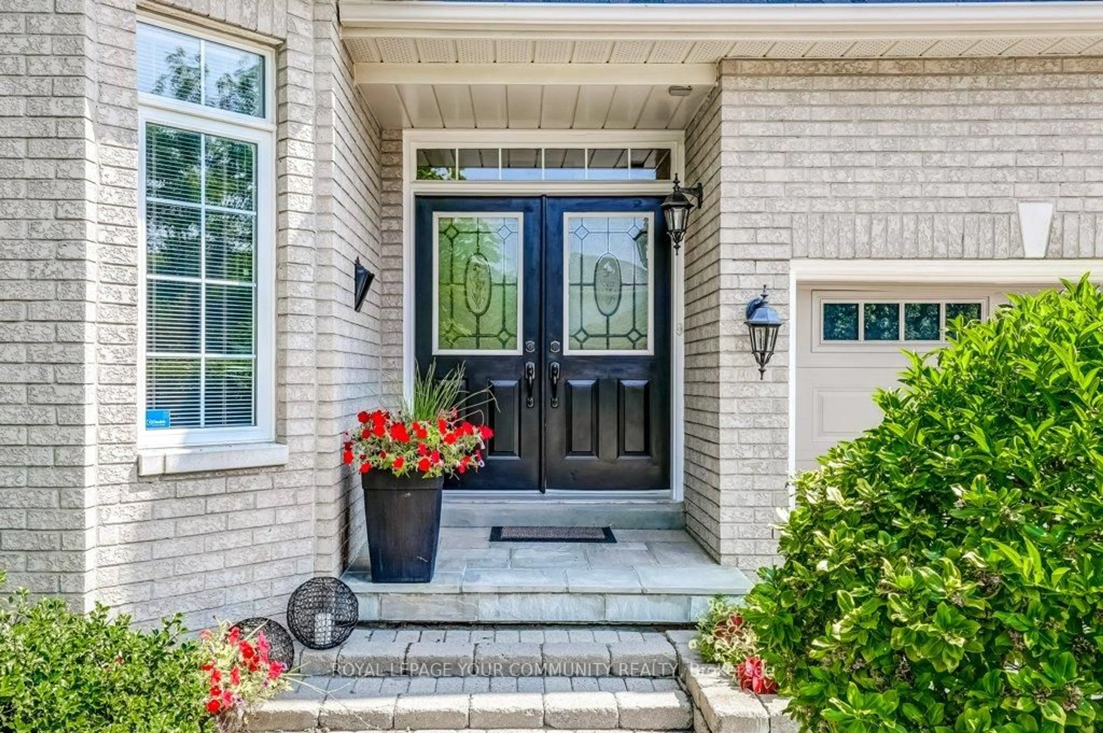 Indoor entryway for 735 Madeline Hts, Newmarket Ontario L3X 2J6