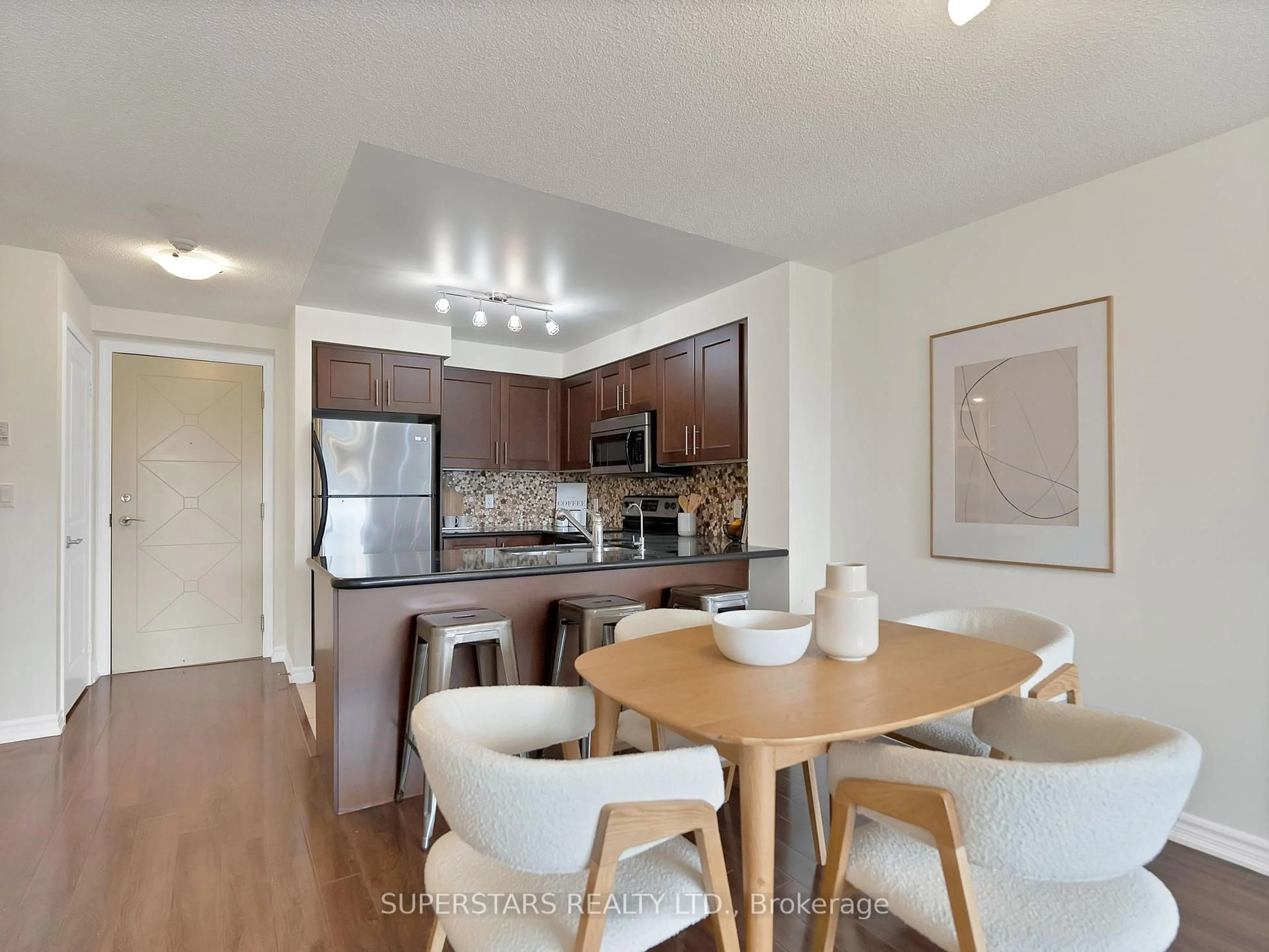 Open concept kitchen, wood/laminate floor for 18 Harding Blvd #214, Richmond Hill Ontario L4C 0T3