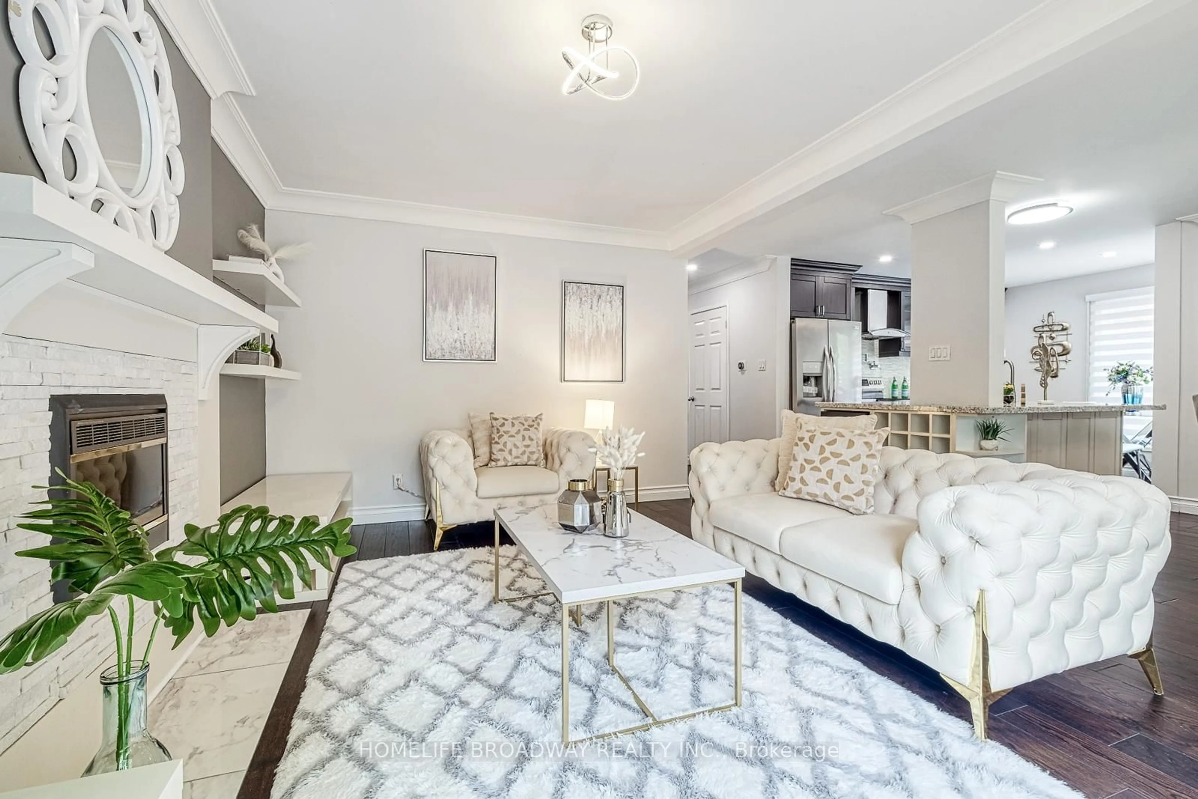 Living room with furniture, carpet floor for 100 Eleanor Circ, Richmond Hill Ontario L4C 6K7