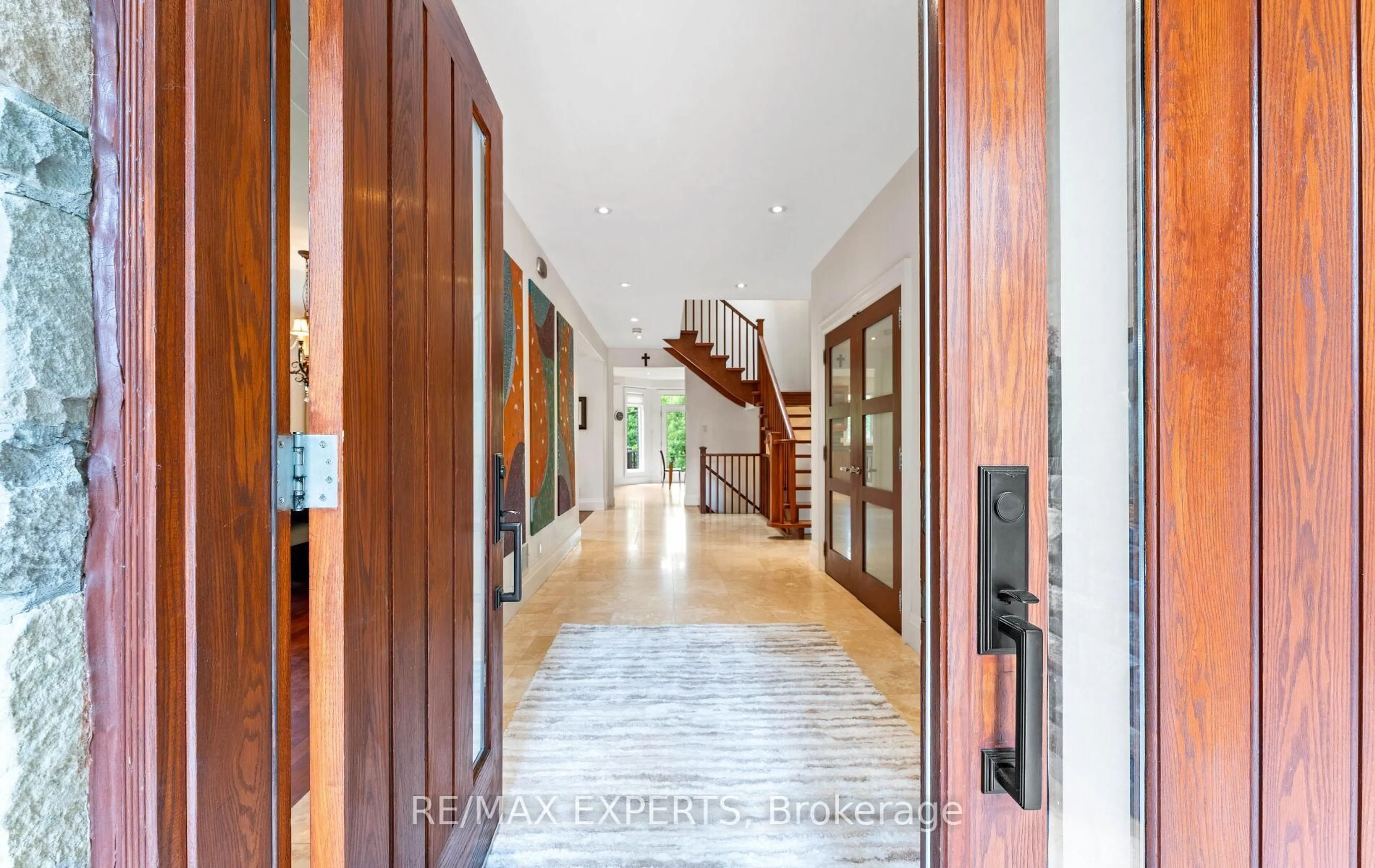 Indoor foyer for 120 Riverside Dr, Vaughan Ontario L4L 2L3