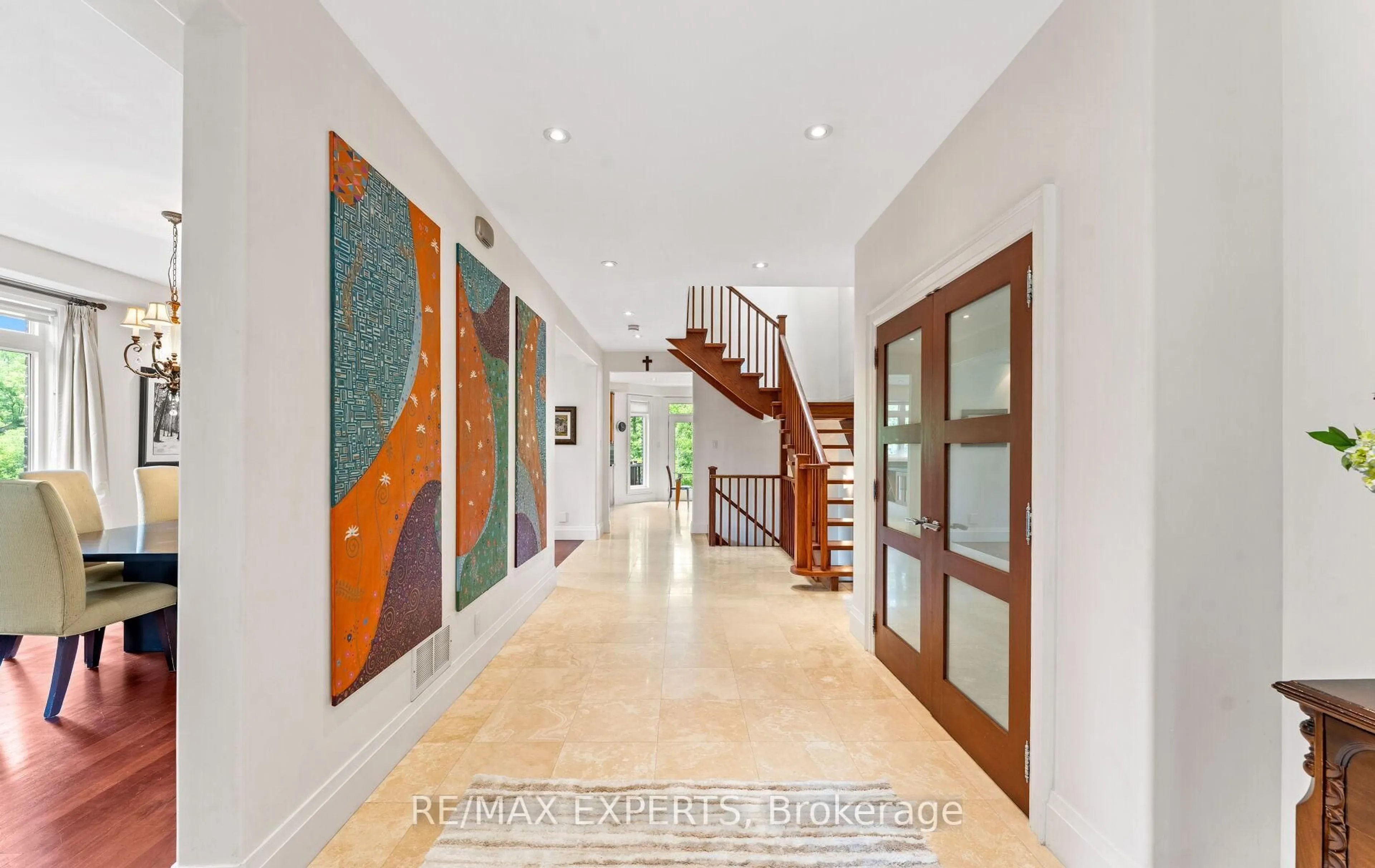 Indoor foyer for 120 Riverside Dr, Vaughan Ontario L4L 2L3