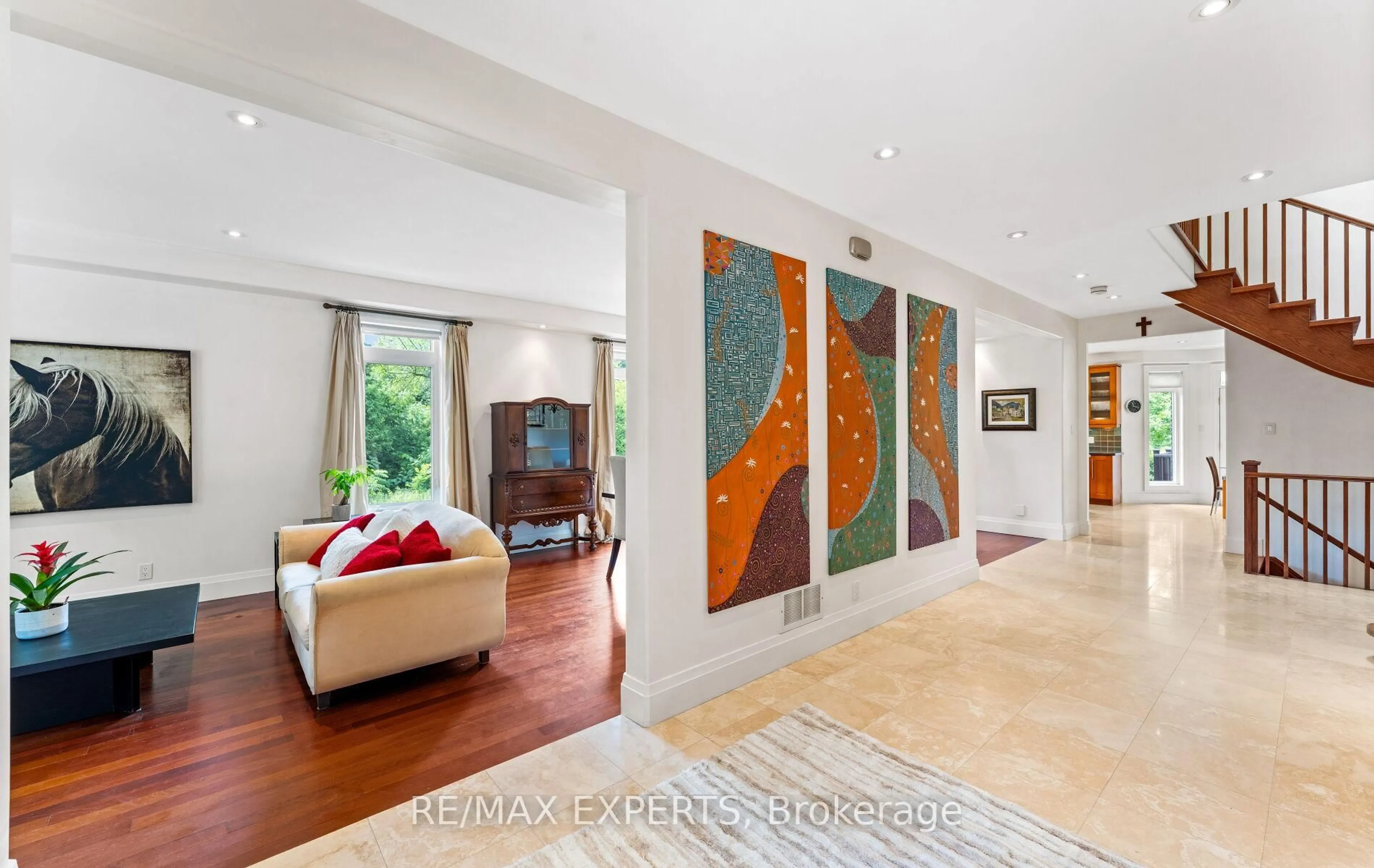 Indoor foyer for 120 Riverside Dr, Vaughan Ontario L4L 2L3
