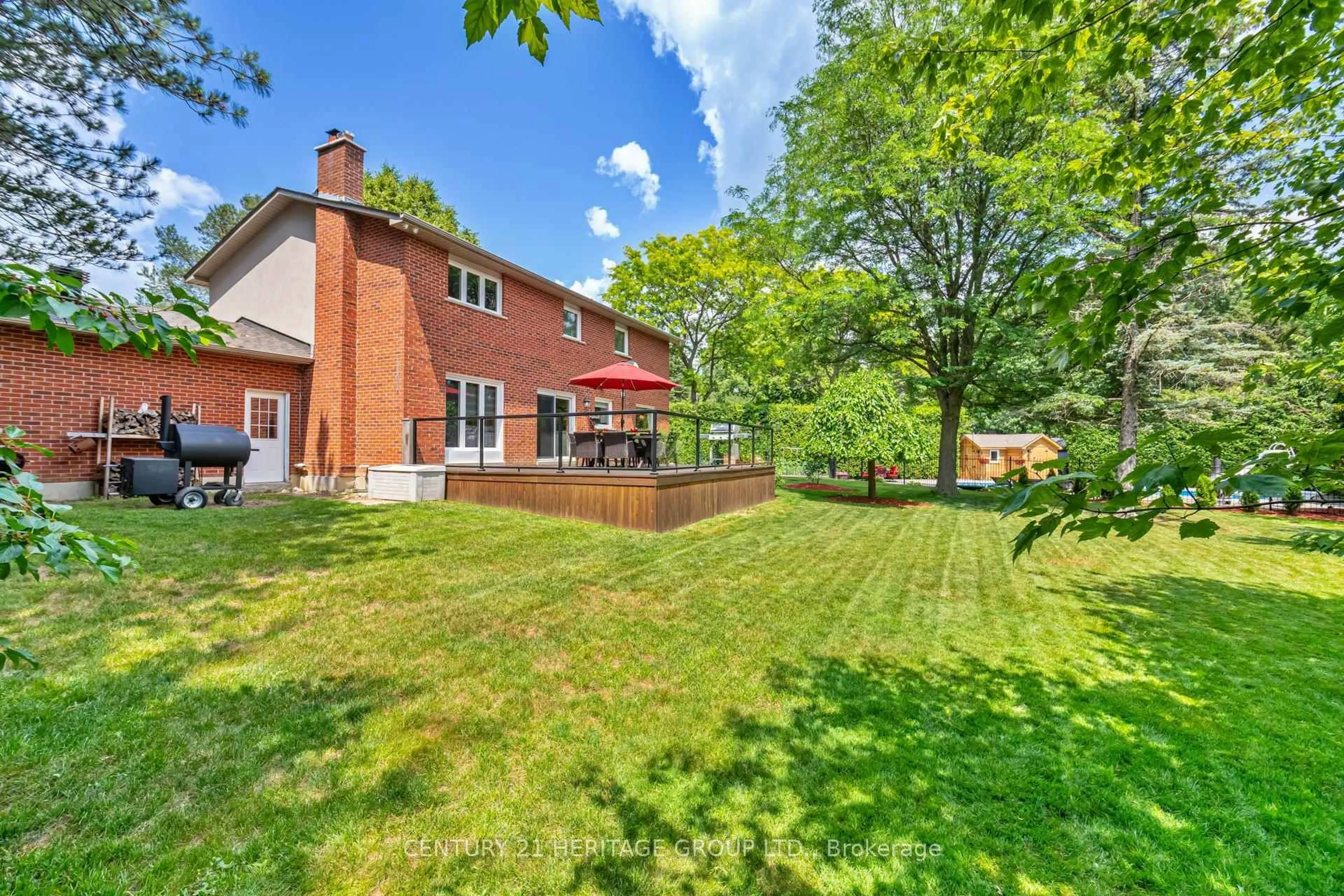 Patio, street for 8 Cheval Crt, Richmond Hill Ontario L4E 2N7