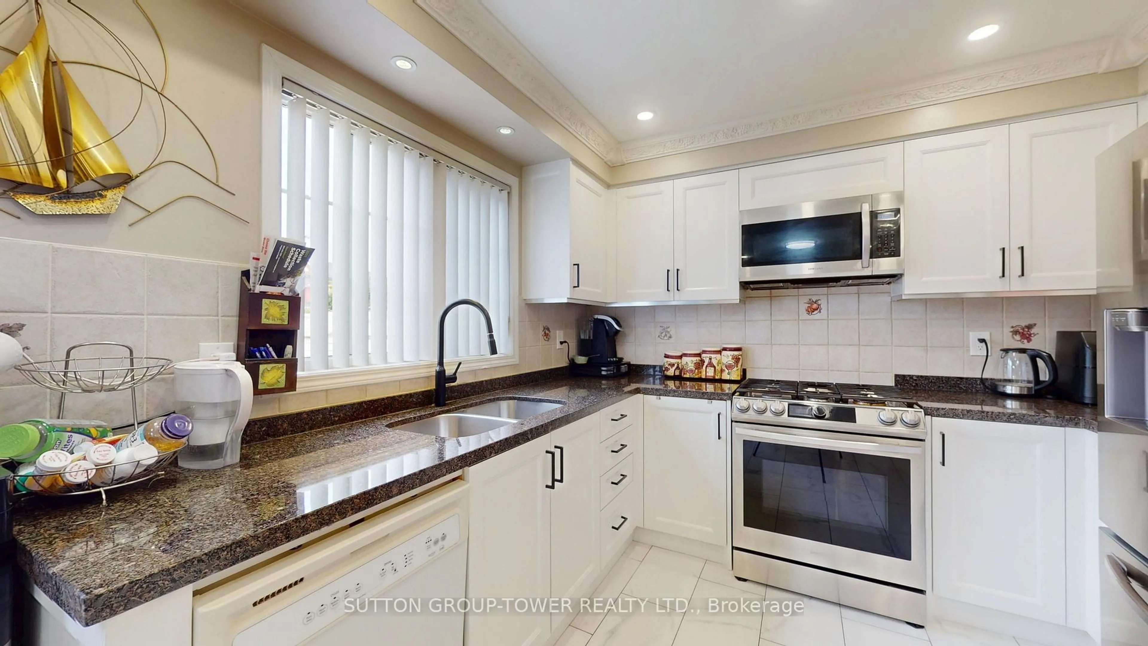Standard kitchen, ceramic/tile floor for 450 John Deisman Blvd, Vaughan Ontario L6A 3G2