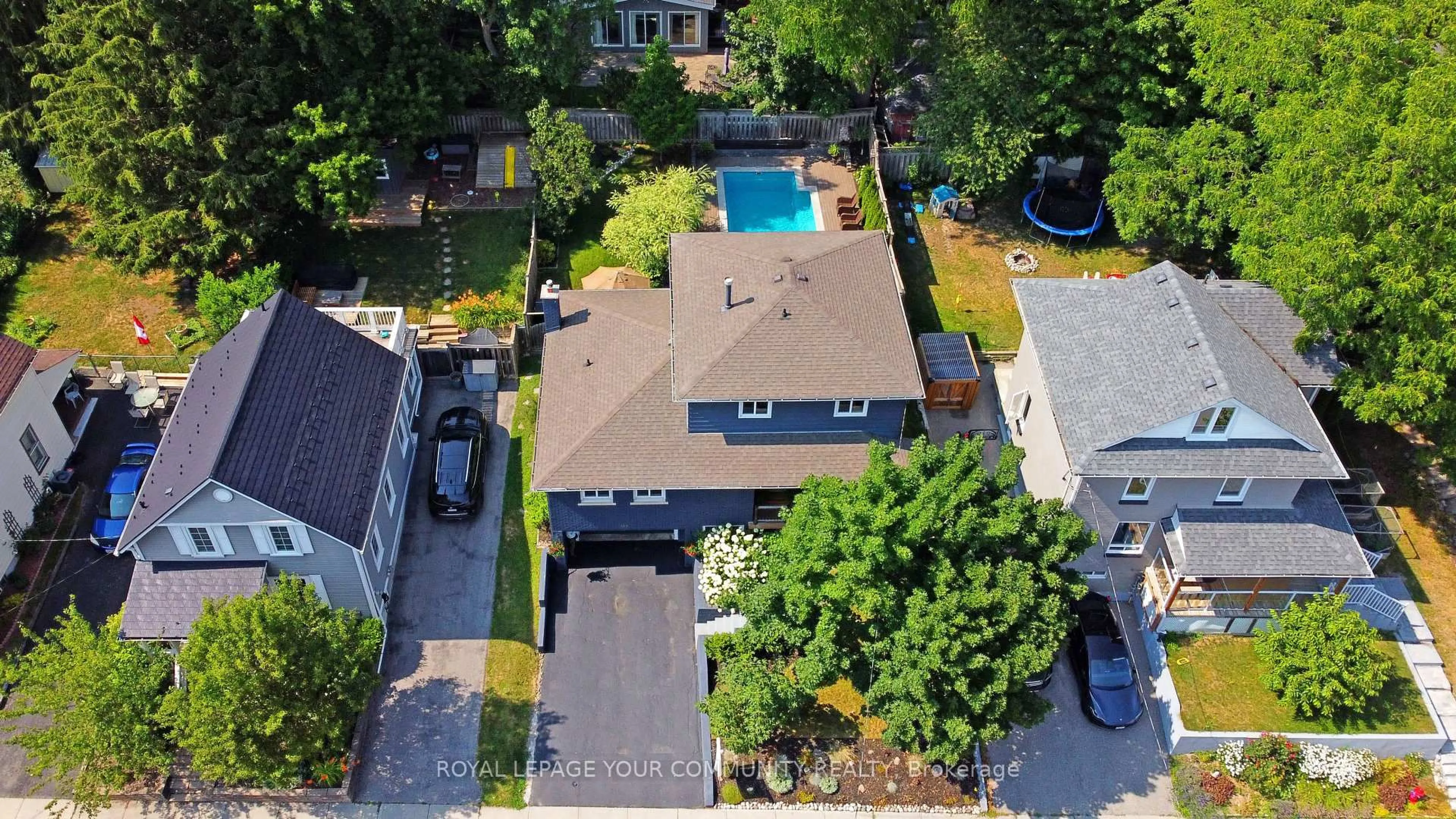 A pic from outside/outdoor area/front of a property/back of a property/a pic from drone, street for 363 Timothy St, Newmarket Ontario L3Y 1P4