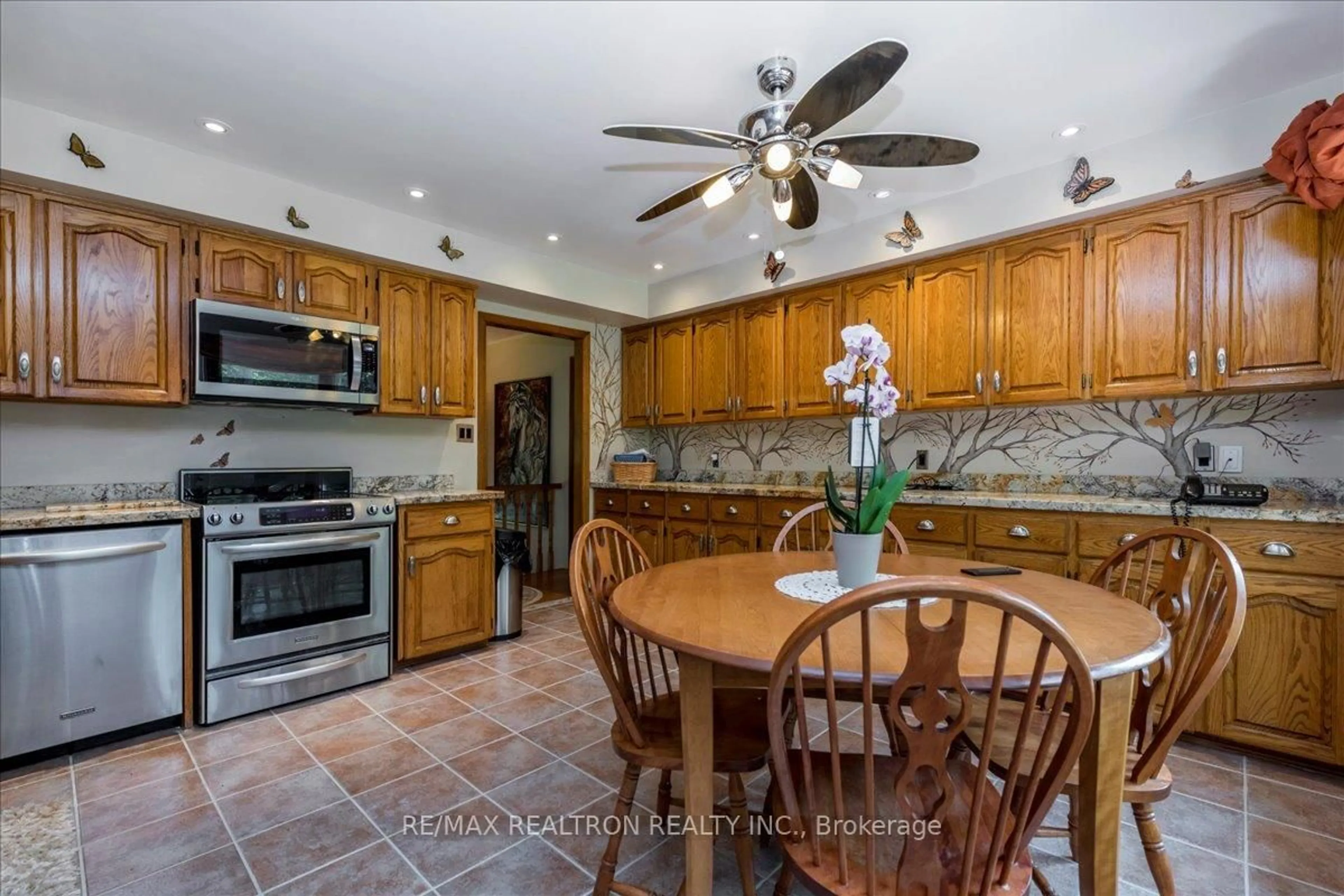 Open concept kitchen, ceramic/tile floor for 5664 2 Concession Rd, Adjala-Tosorontio Ontario L0M 1J0