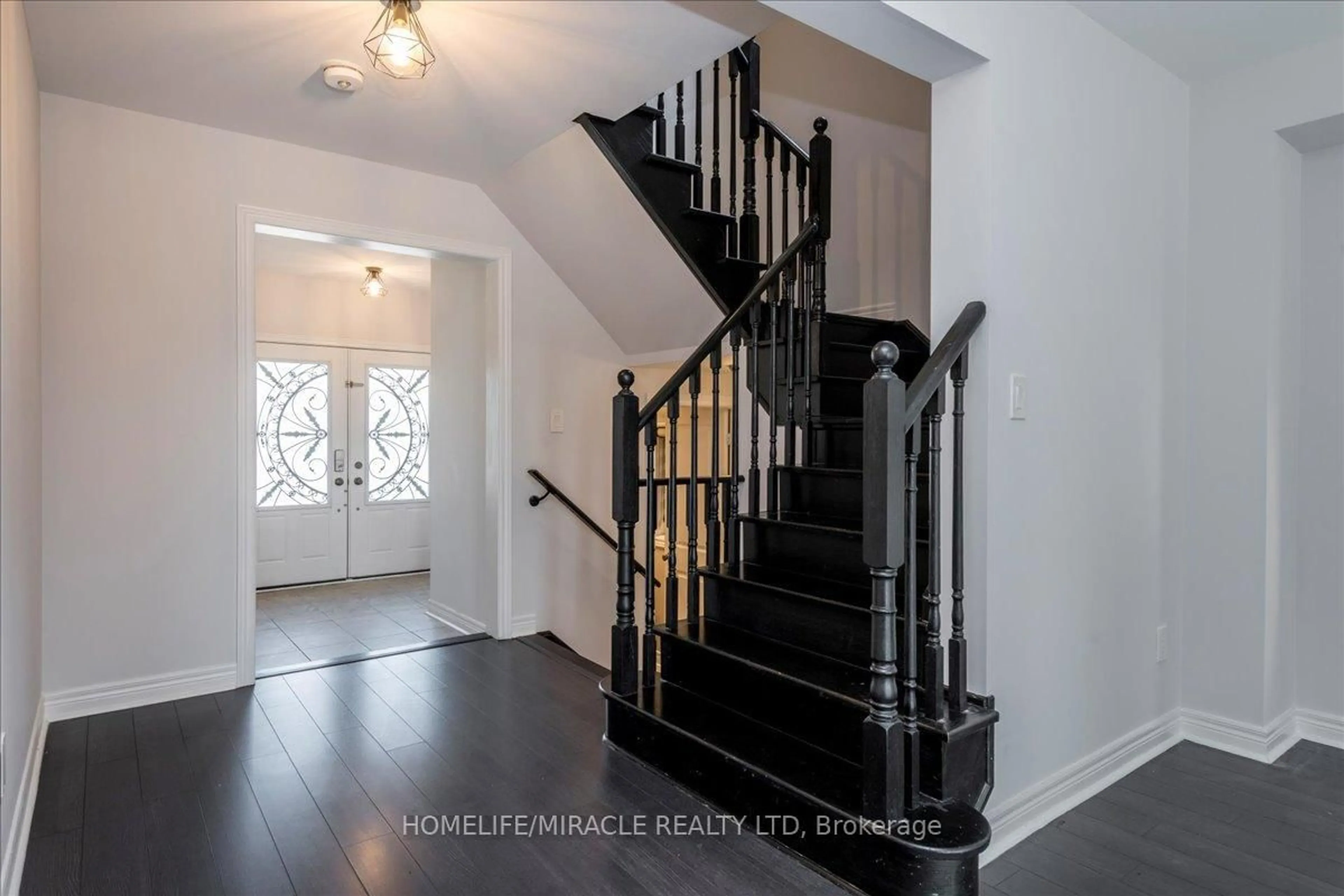 Stairs for 83 Willoughby Way, New Tecumseth Ontario L9R 0P4