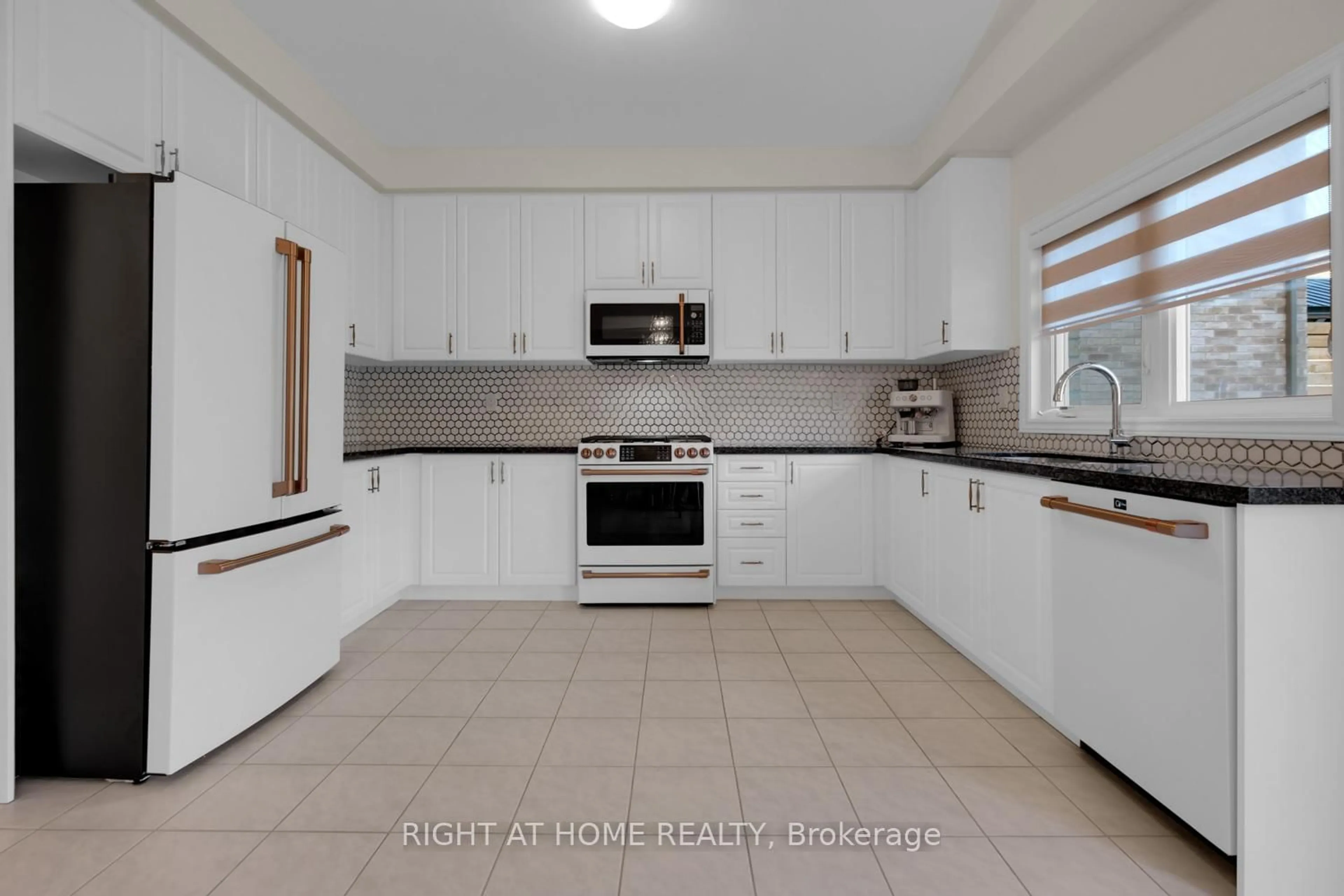 Standard kitchen, ceramic/tile floor for 34 Valleo St, Georgina Ontario L4P 0K1