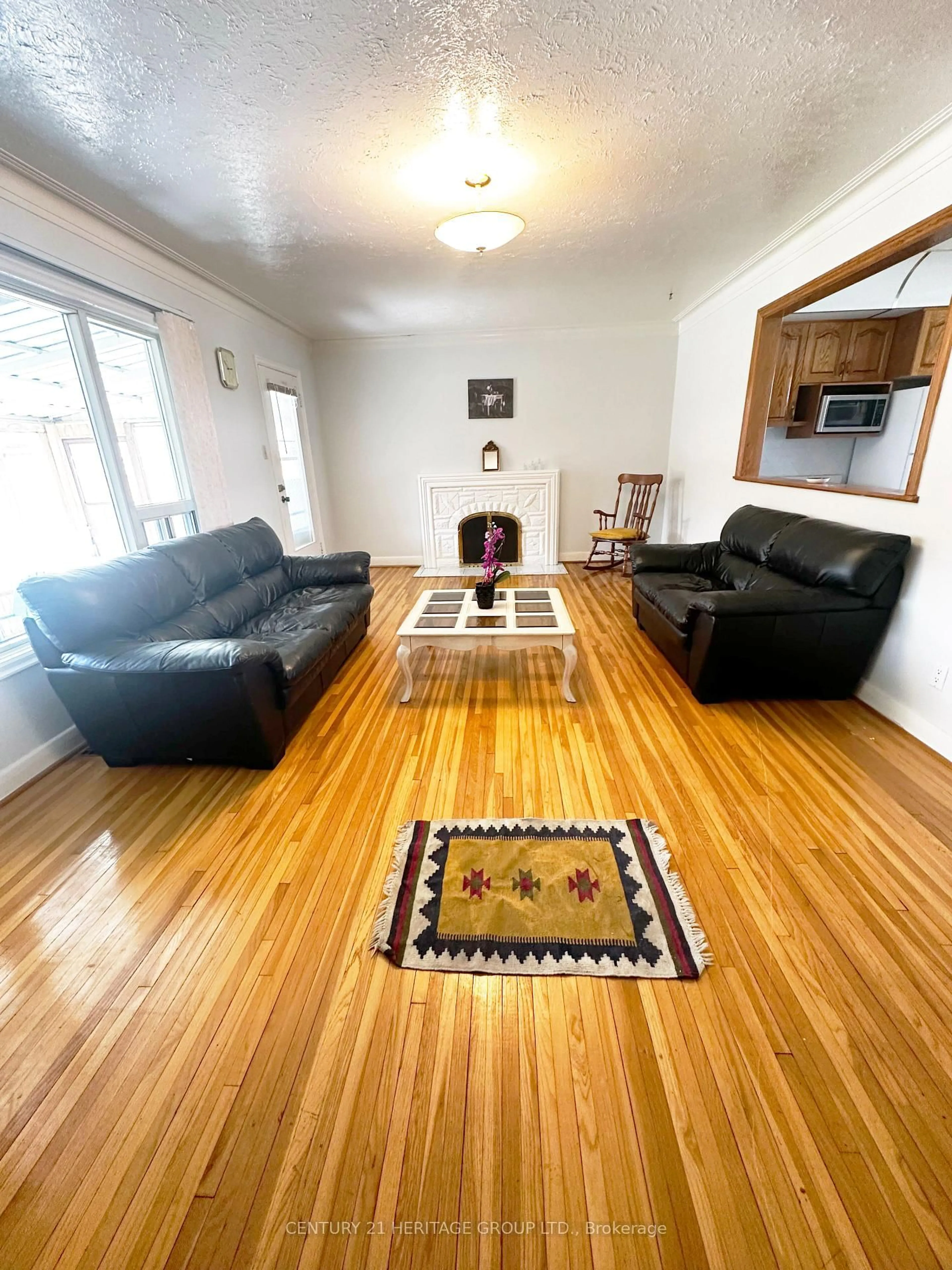 Living room with furniture, unknown for 2 Windridge Dr, Markham Ontario L3P 1T8