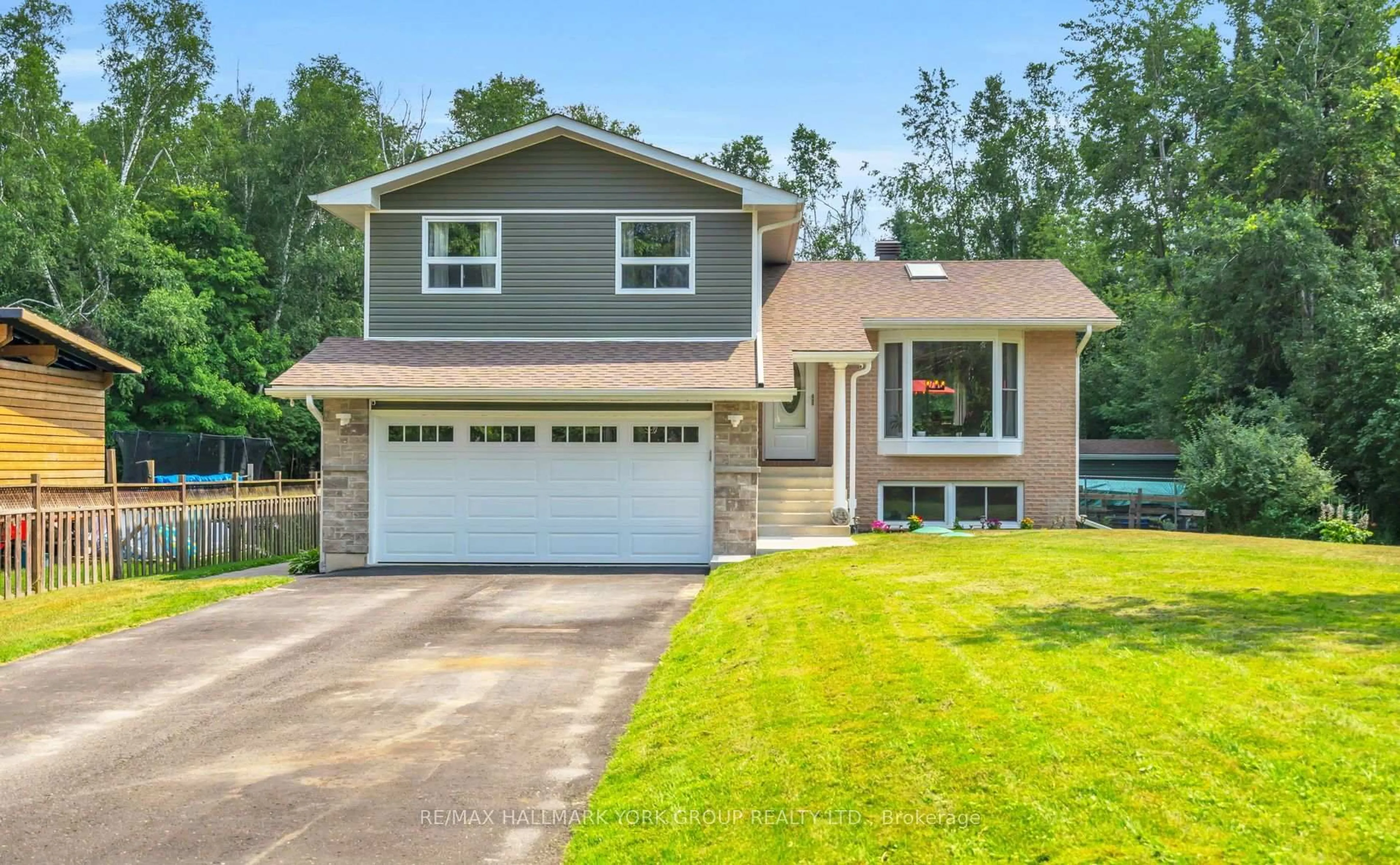 Home with vinyl exterior material, street for 15 Brook Cres, Georgina Ontario L0E 1N0