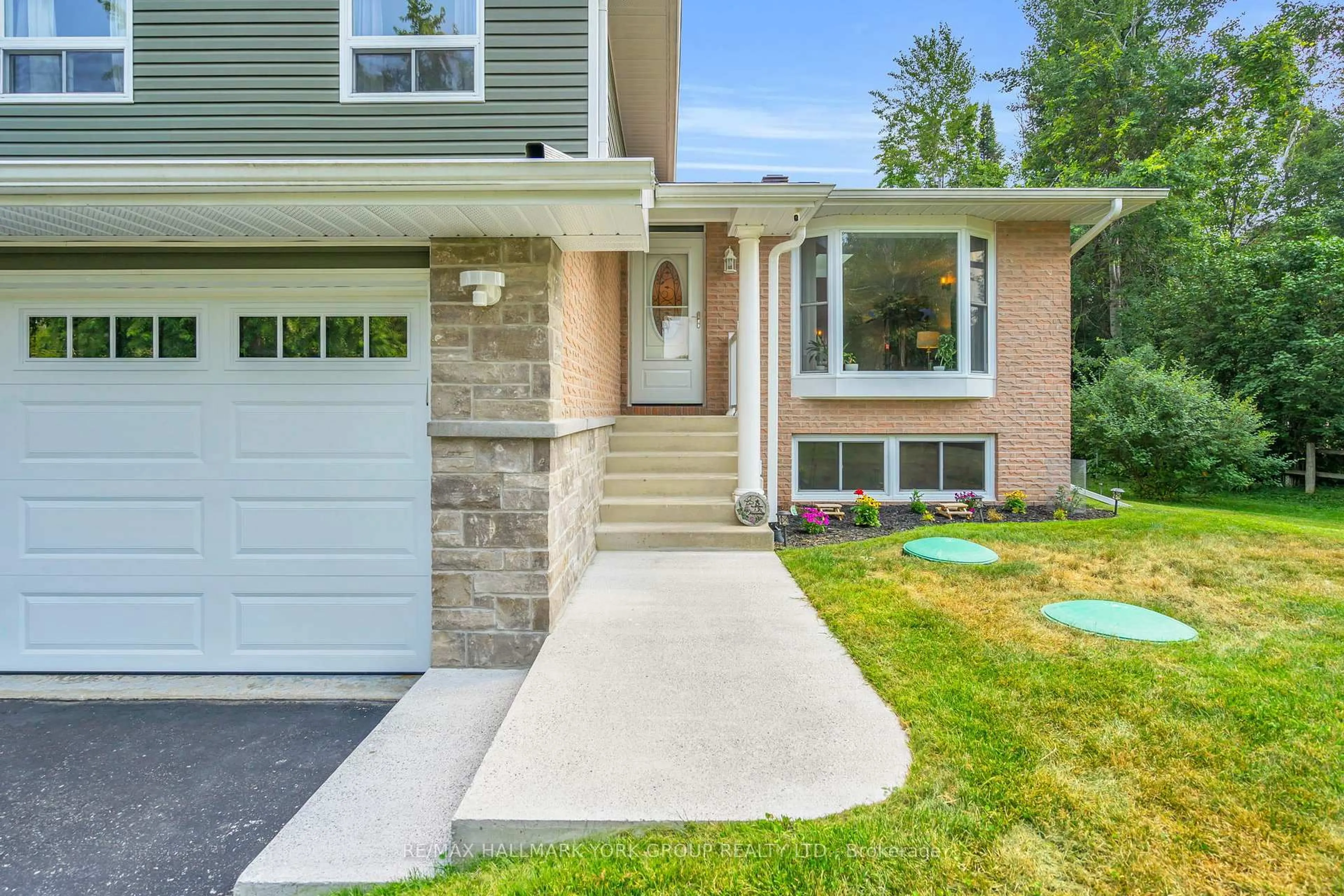 Home with brick exterior material, street for 15 Brook Cres, Georgina Ontario L0E 1N0