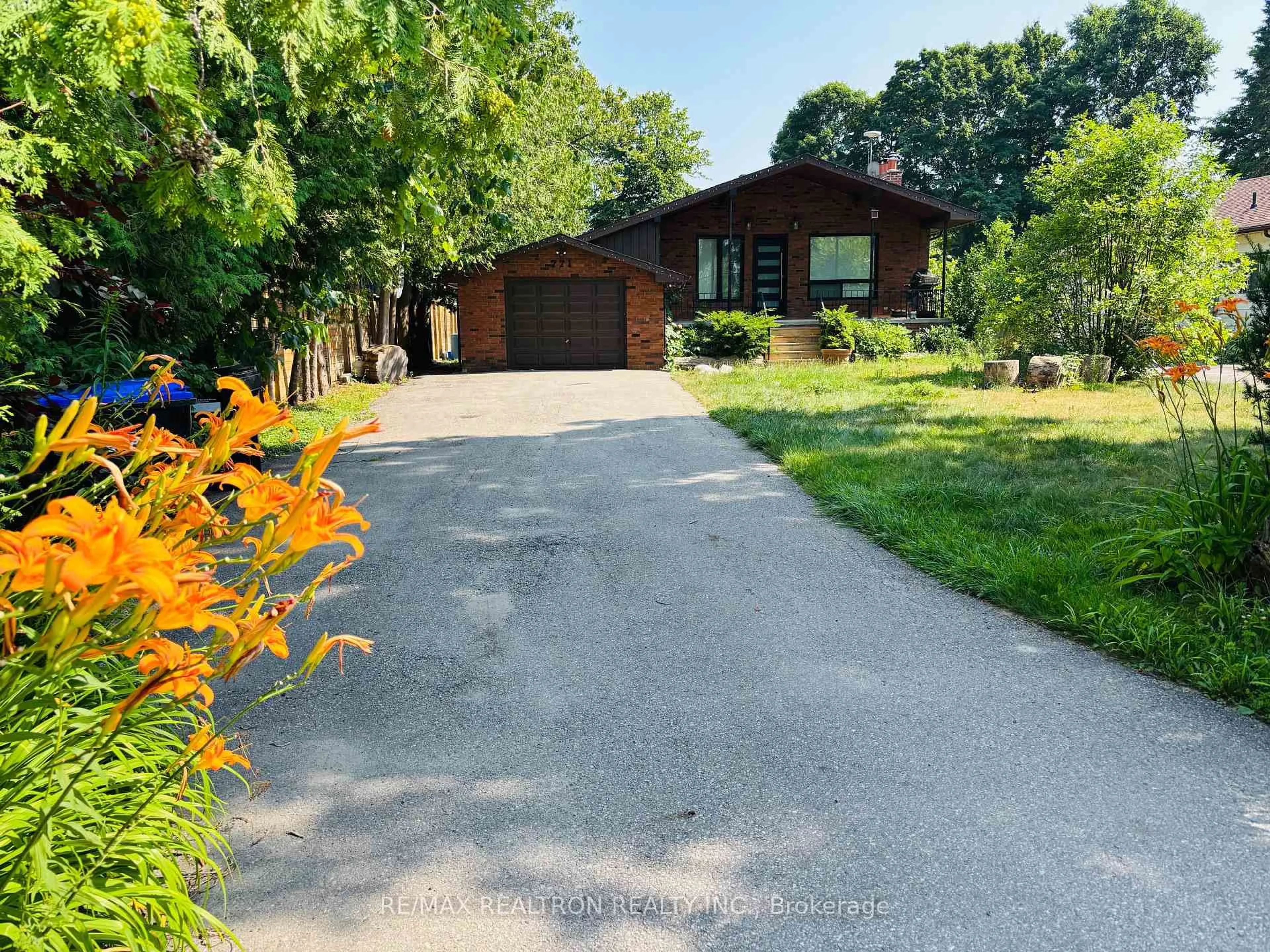 A pic from outside/outdoor area/front of a property/back of a property/a pic from drone, street for 771 Cedarvale Dr, Innisfil Ontario L9S 4L2