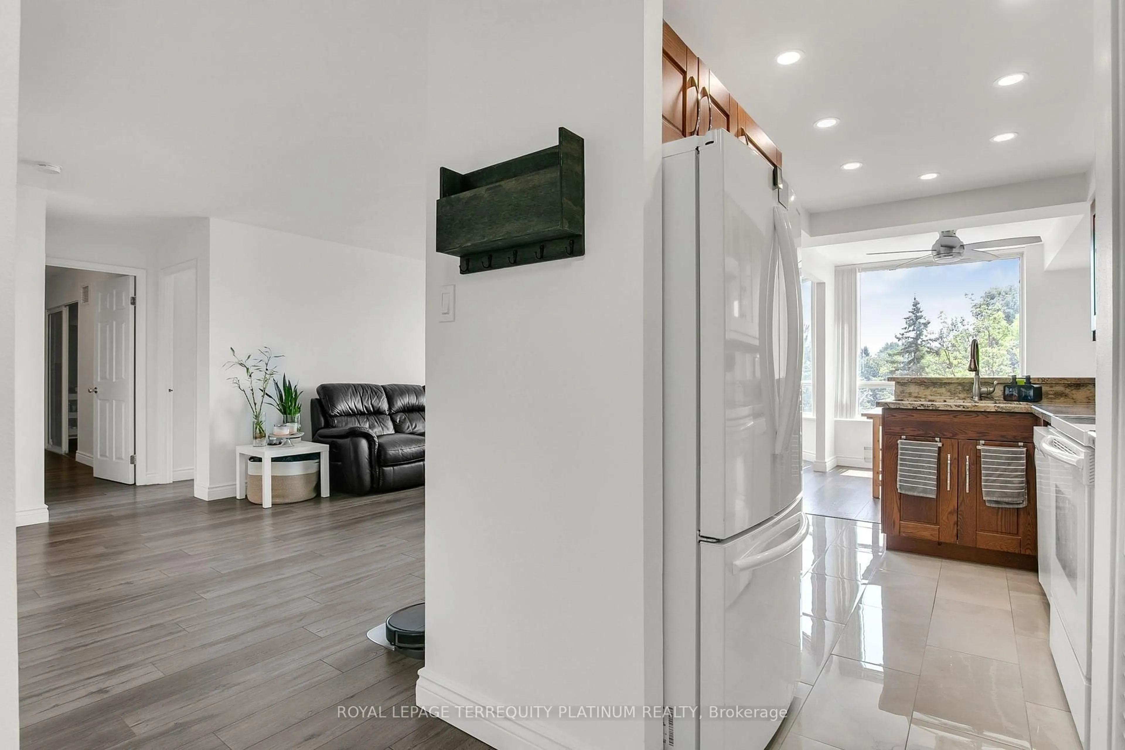 Indoor entryway for 175 Cedar Ave #413, Richmond Hill Ontario L4C 9V3