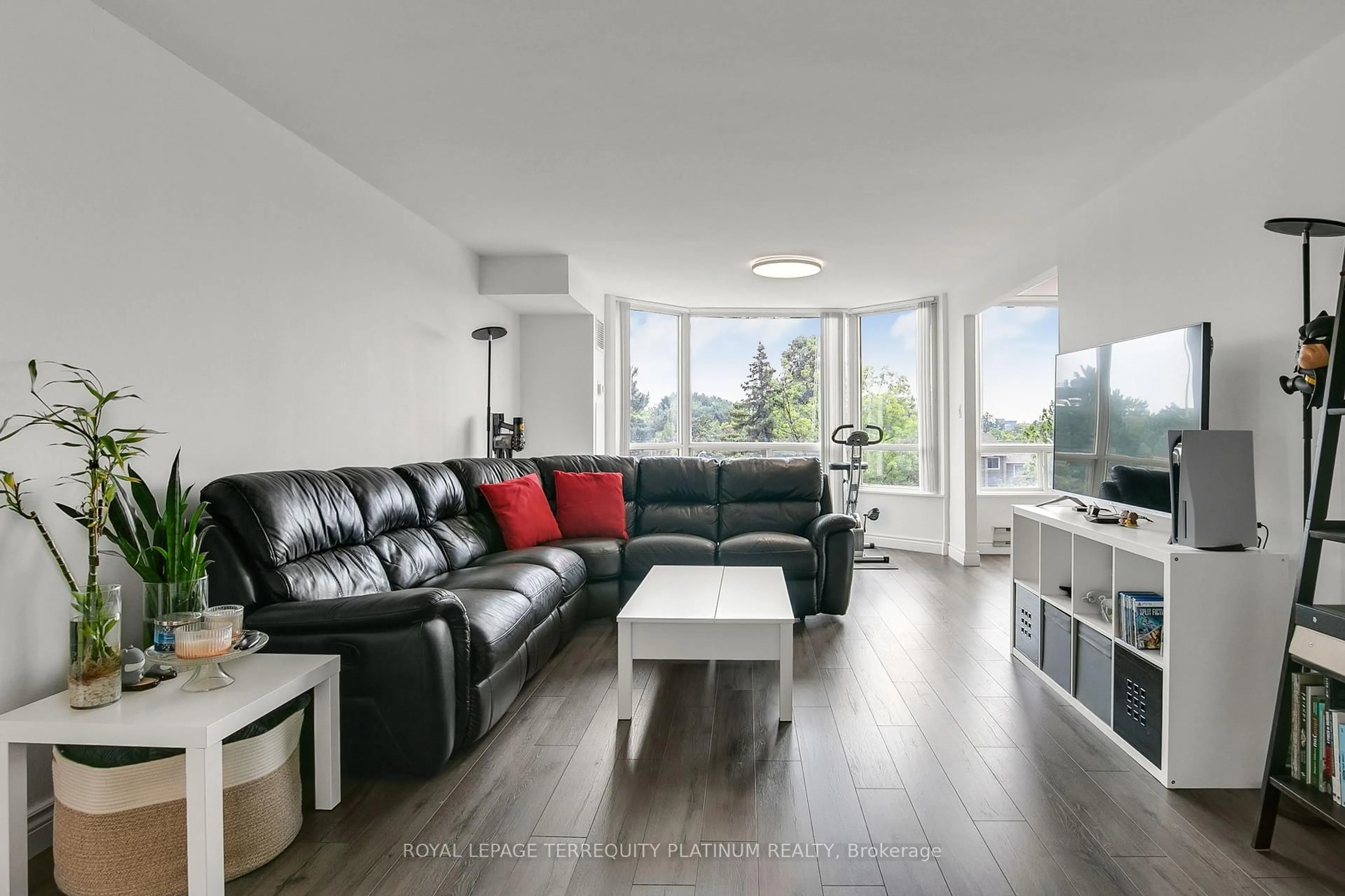 Living room with furniture, unknown for 175 Cedar Ave #413, Richmond Hill Ontario L4C 9V3