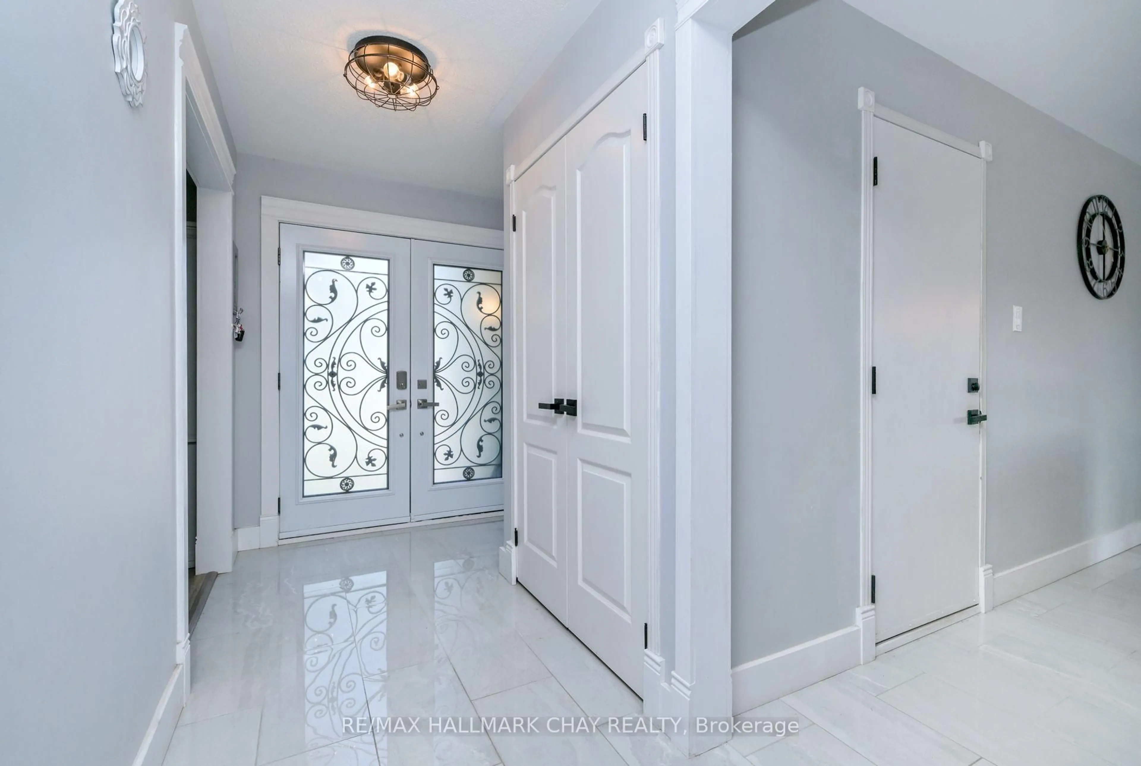 Indoor entryway for 8 Gray Ave, New Tecumseth Ontario L9R 1P3