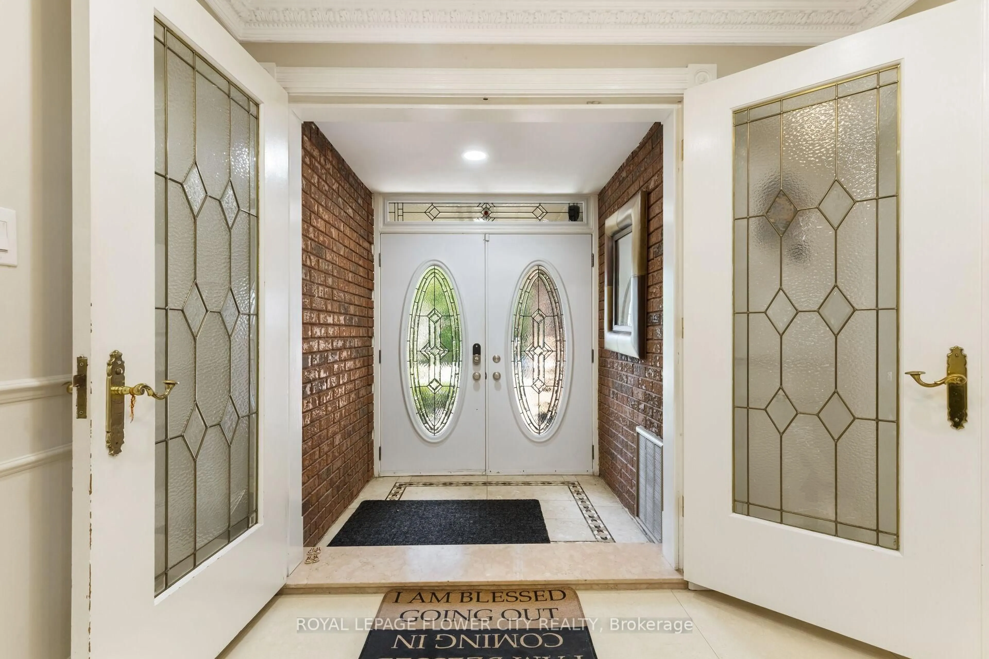 Indoor entryway for 15 Thistle Ridge Dr, Vaughan Ontario L2L 3K3
