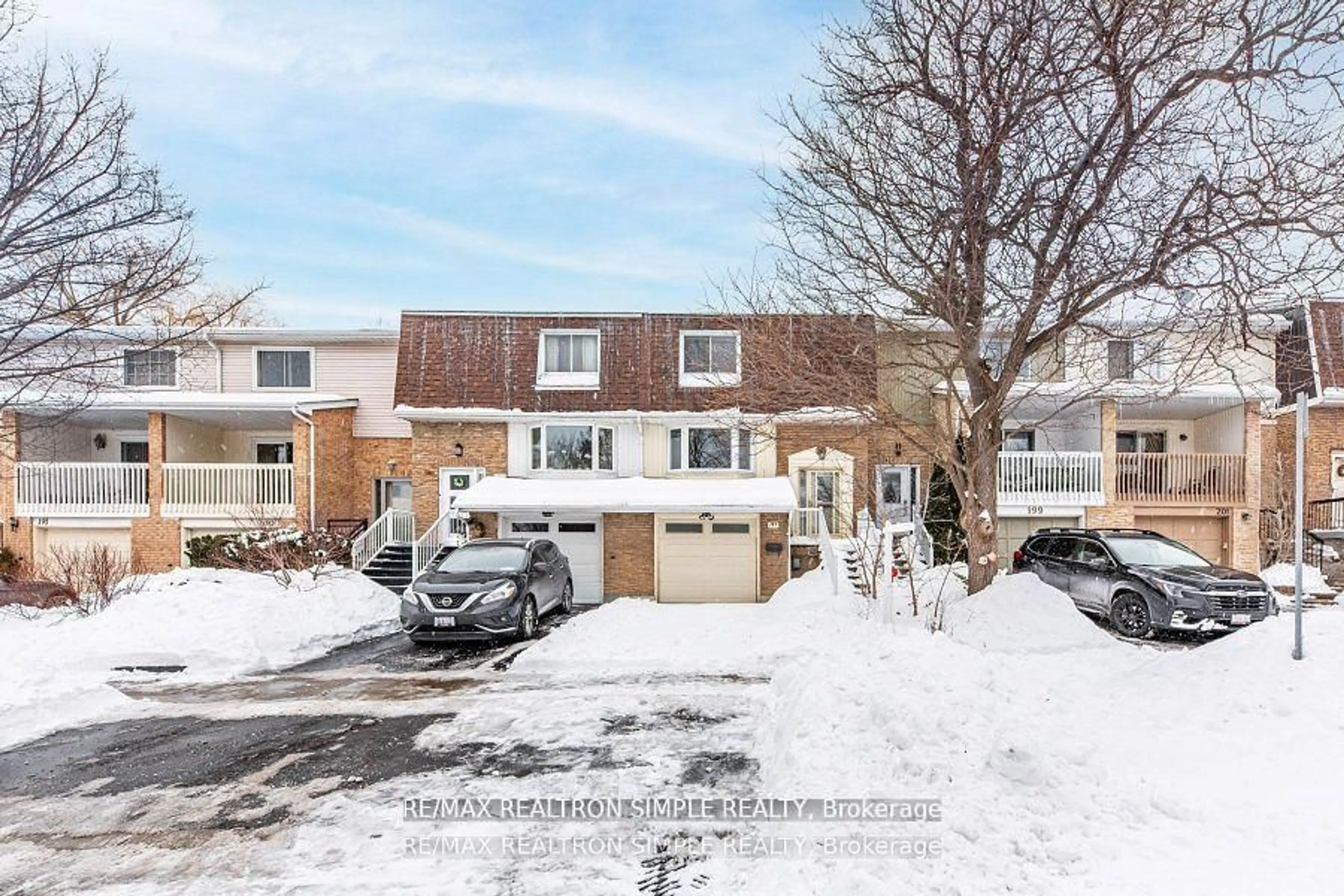 A pic from outside/outdoor area/front of a property/back of a property/a pic from drone, street for 197 Tamarack Dr, Markham Ontario L3T 4X3