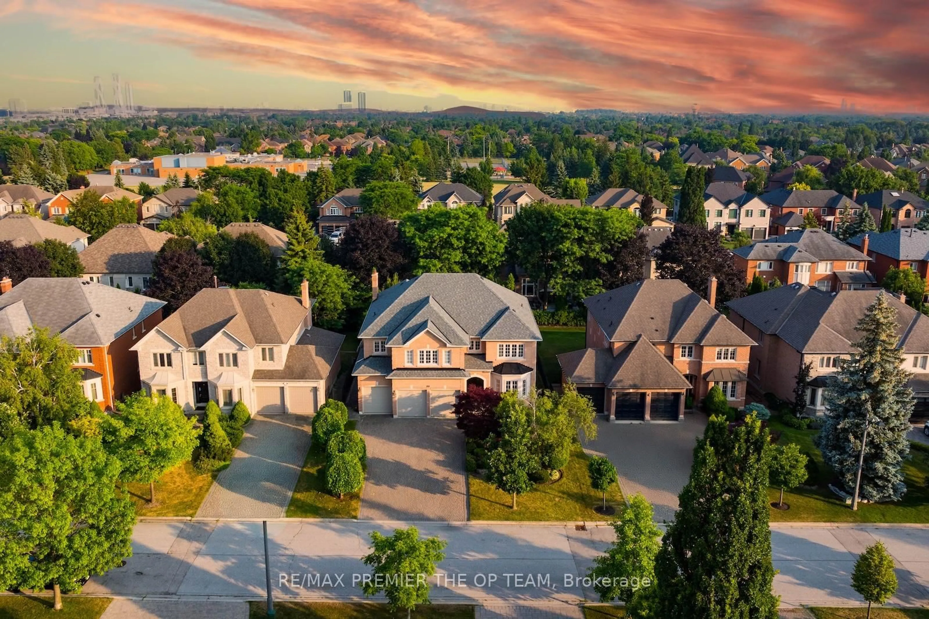 A pic from outside/outdoor area/front of a property/back of a property/a pic from drone, unknown for 77 Malden St, Vaughan Ontario L4L 8J3