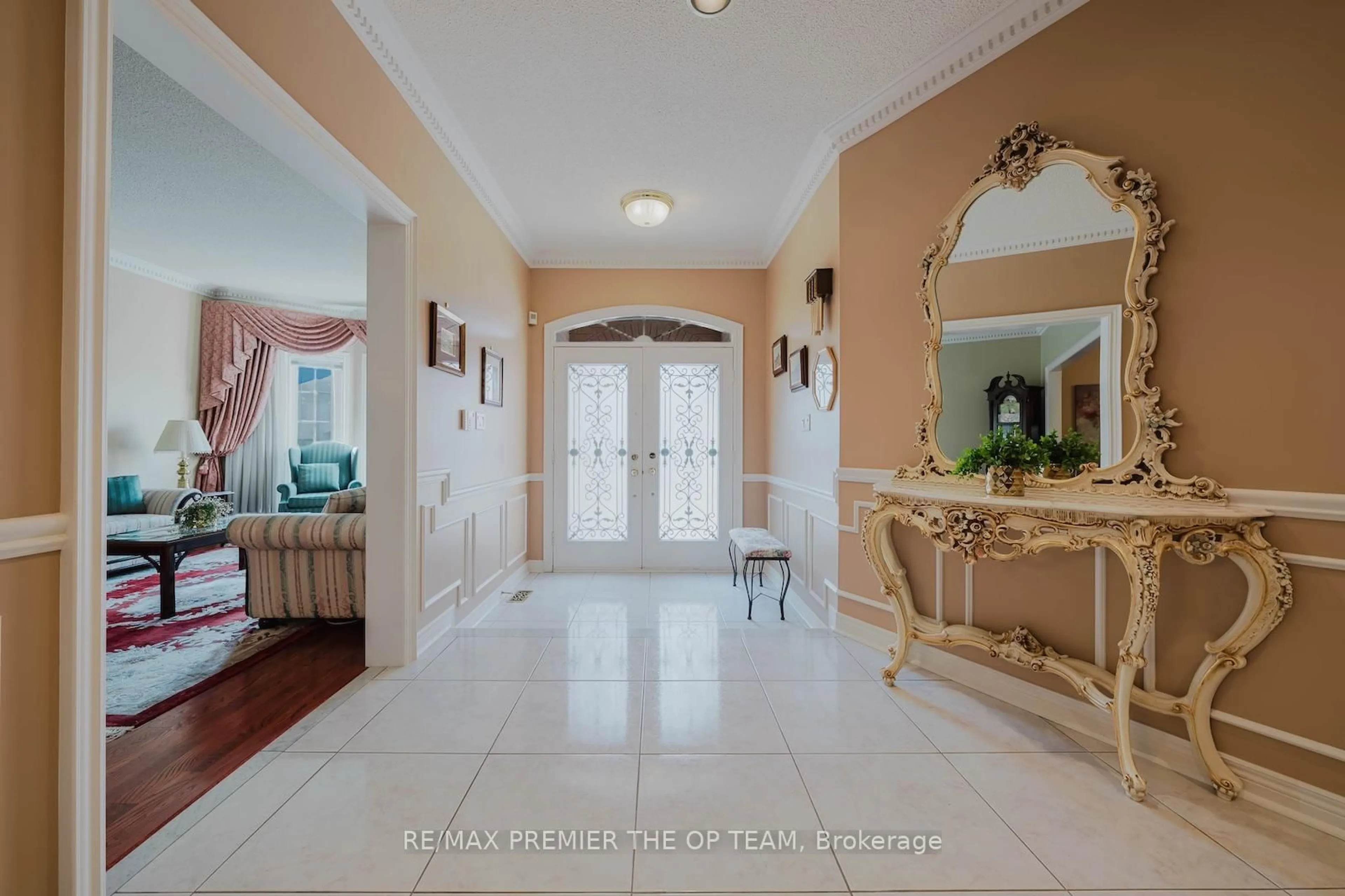 Indoor foyer for 77 Malden St, Vaughan Ontario L4L 8J3