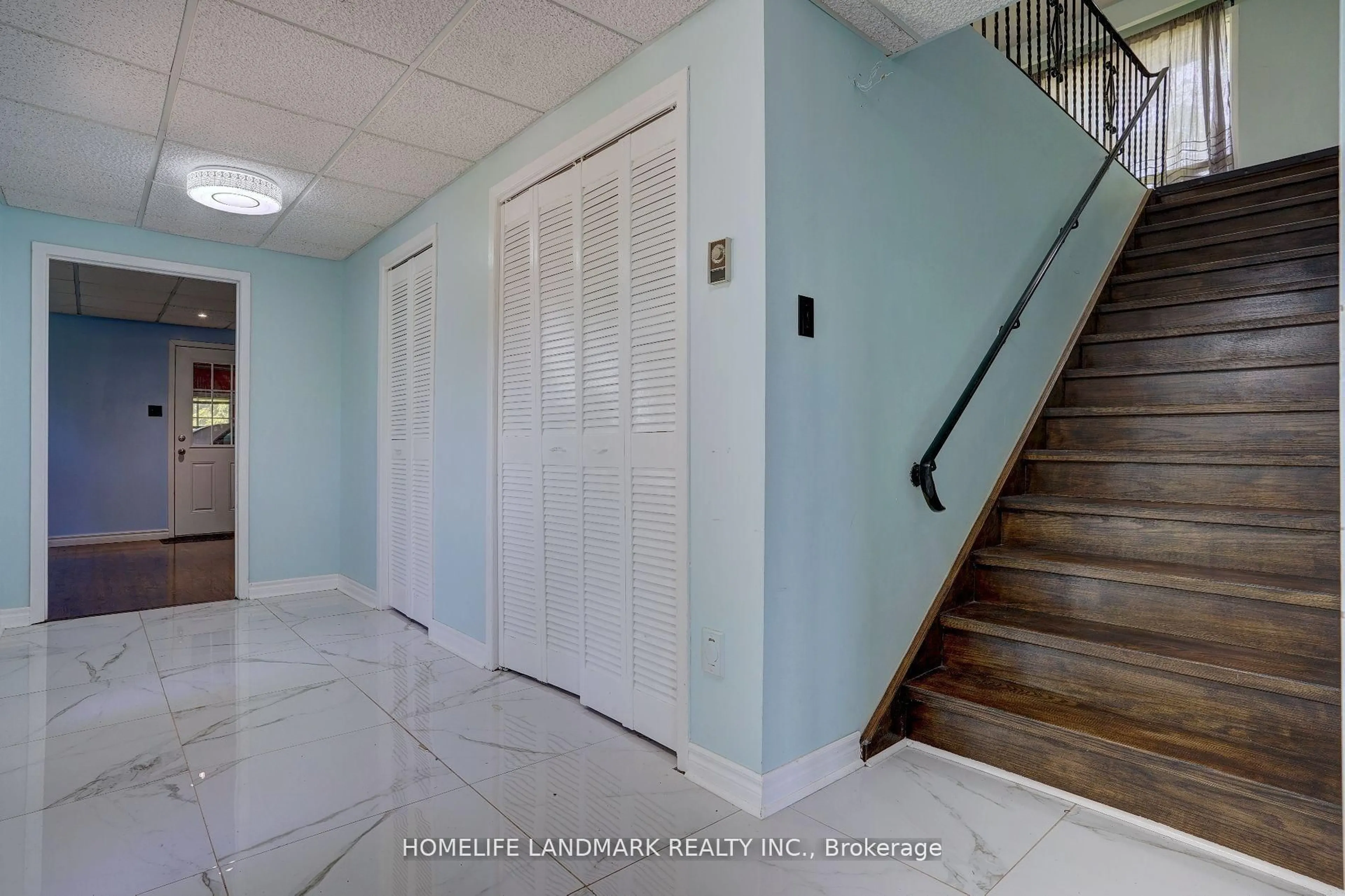 Indoor foyer for 125 Highway 48 Highway, Brock Ontario L0E 1N0
