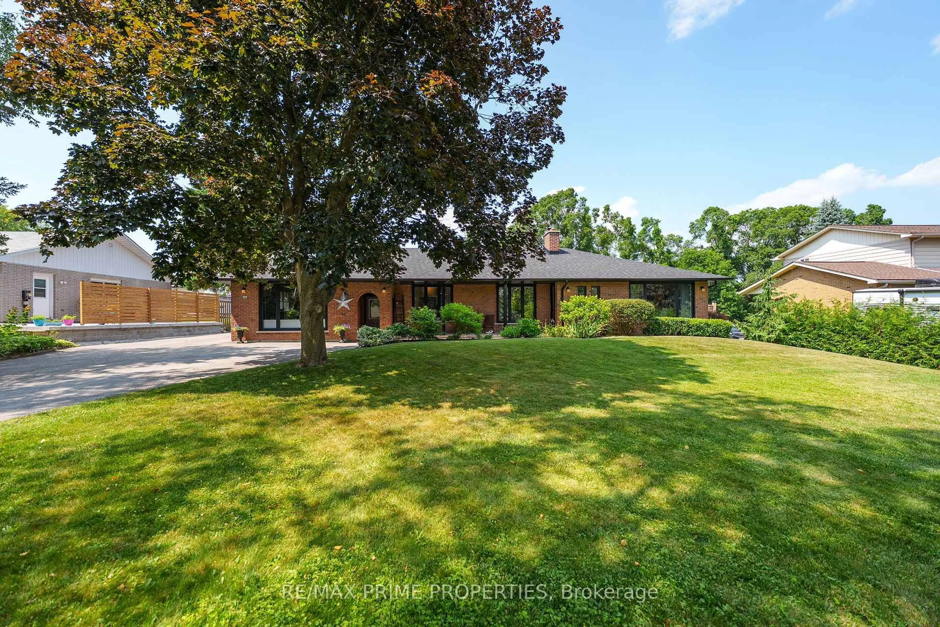 A pic from outside/outdoor area/front of a property/back of a property/a pic from drone, unknown for 292 Zephyr Rd, Uxbridge Ontario L0E 1T0