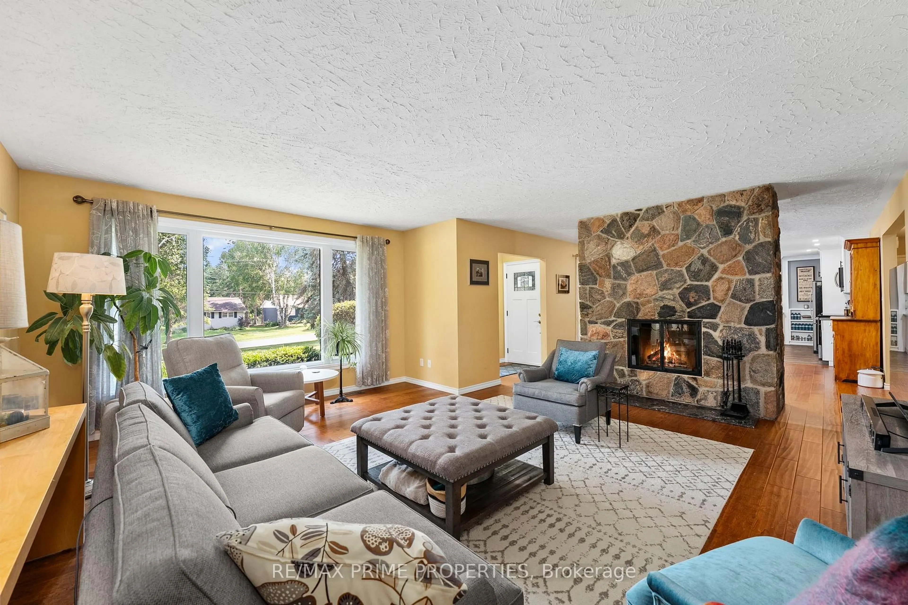 Living room with furniture, unknown for 292 Zephyr Rd, Uxbridge Ontario L0E 1T0