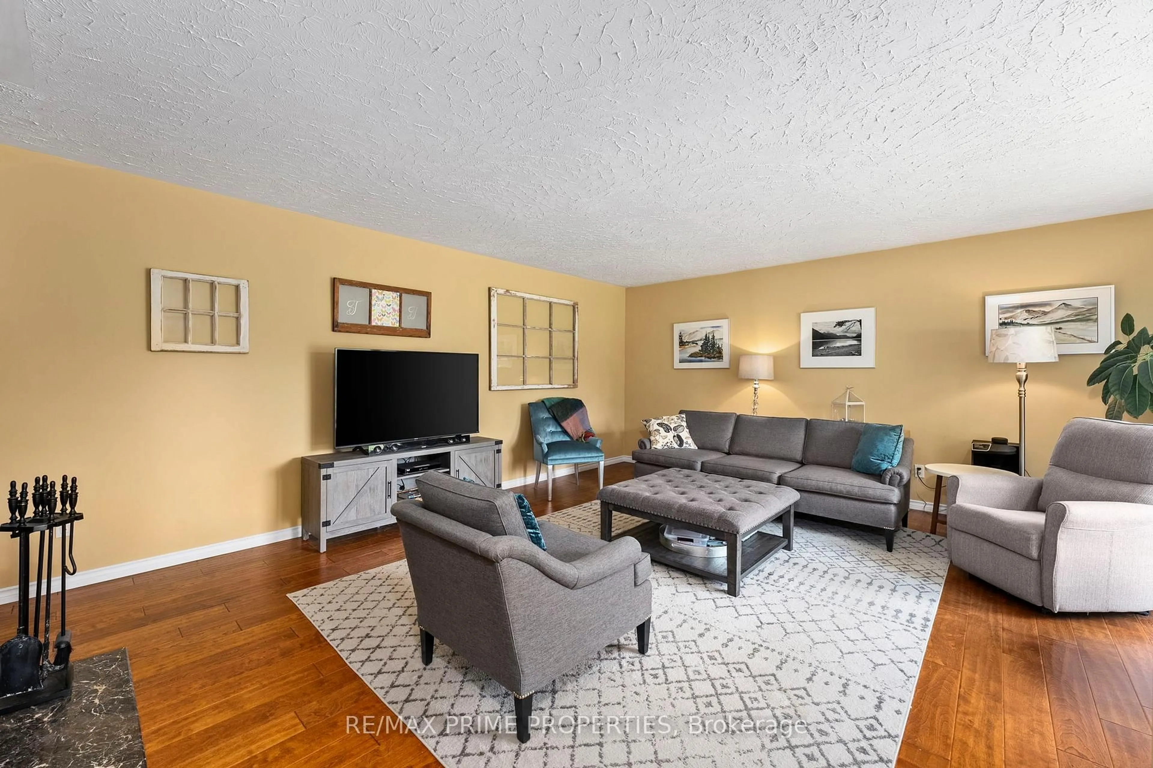 Living room with furniture, unknown for 292 Zephyr Rd, Uxbridge Ontario L0E 1T0