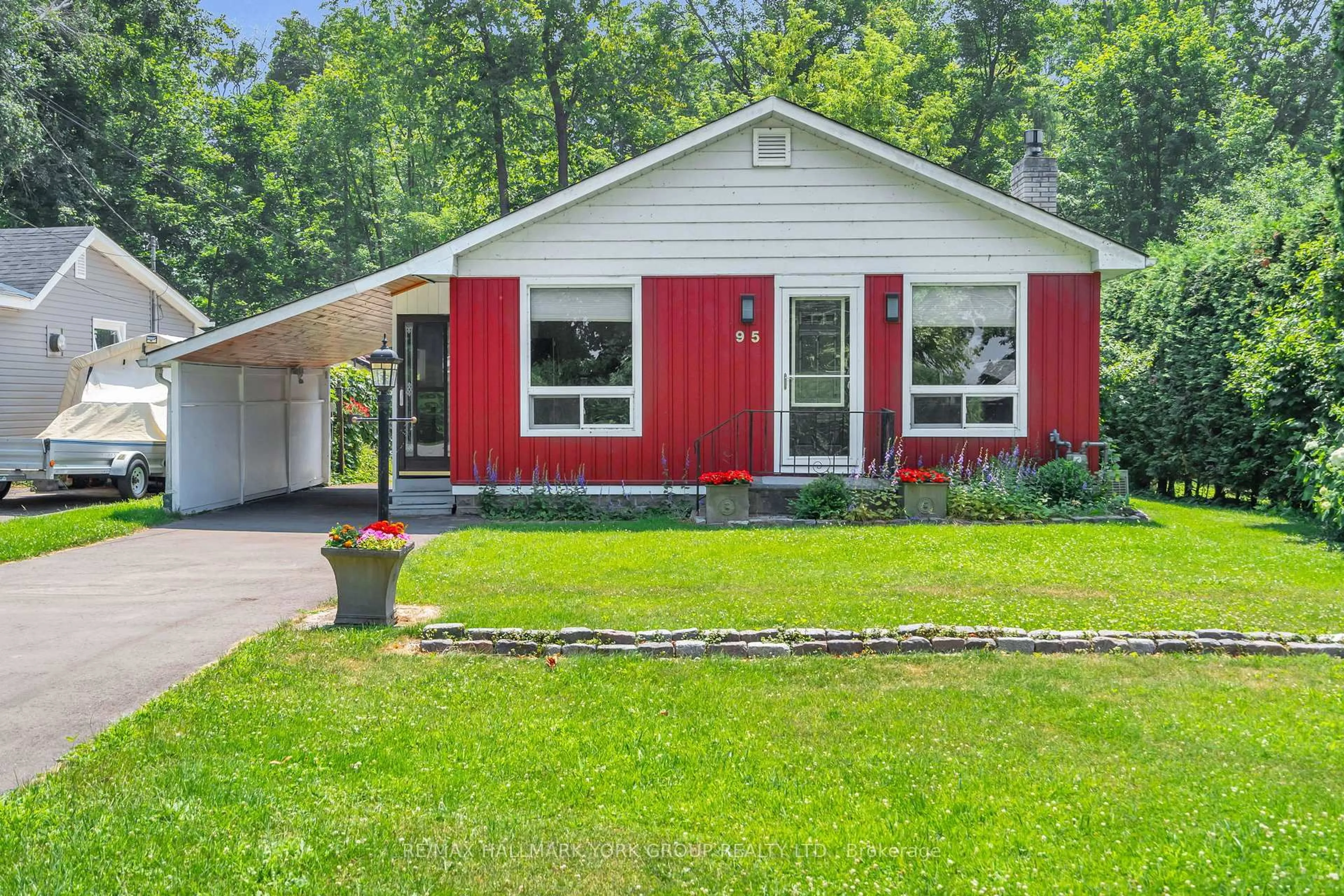 Home with vinyl exterior material, street for 95 Clovelly Cove, Georgina Ontario L0E 1N0