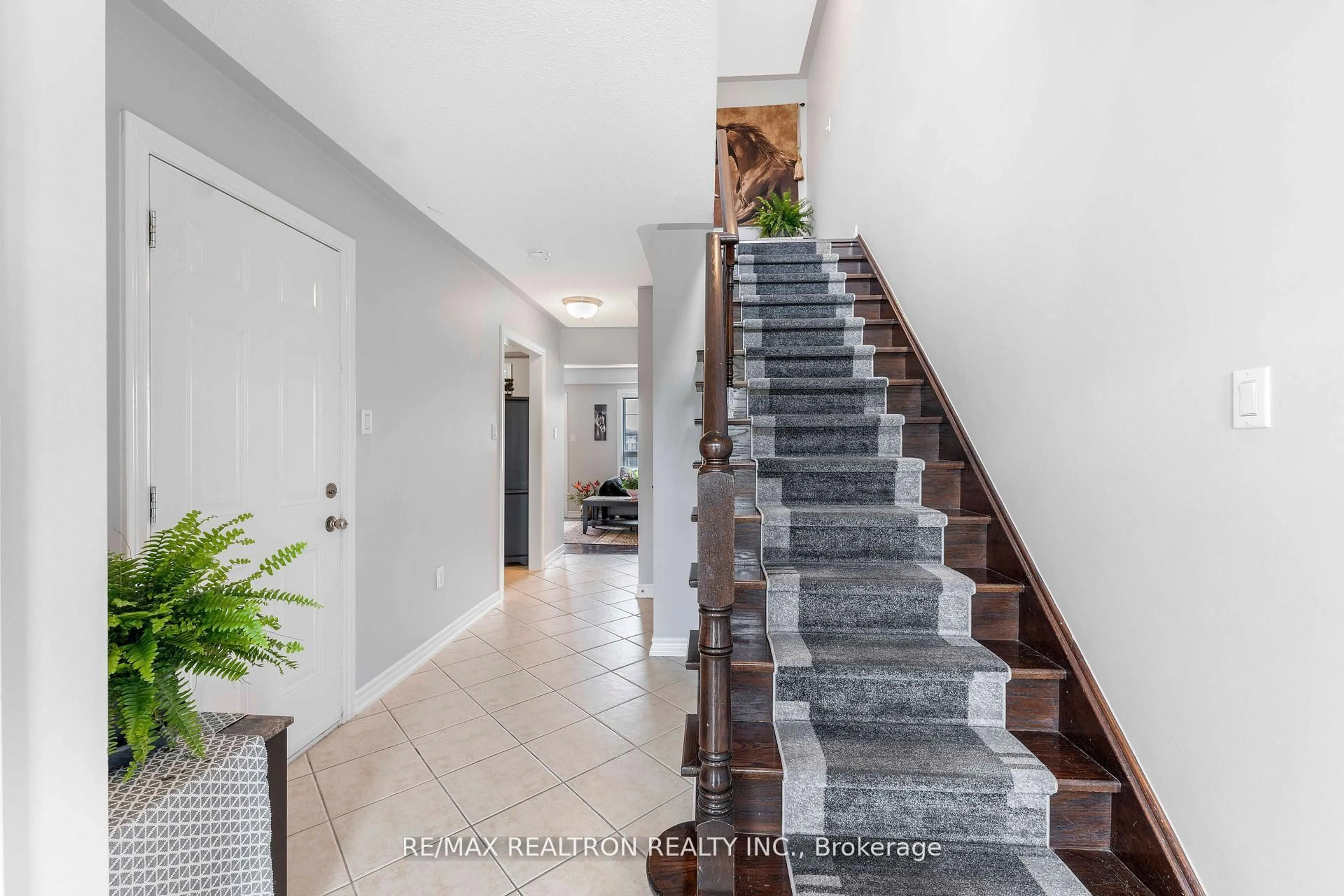 Indoor entryway for 161 Hammill Hts, East Gwillimbury Ontario L0G 1M0