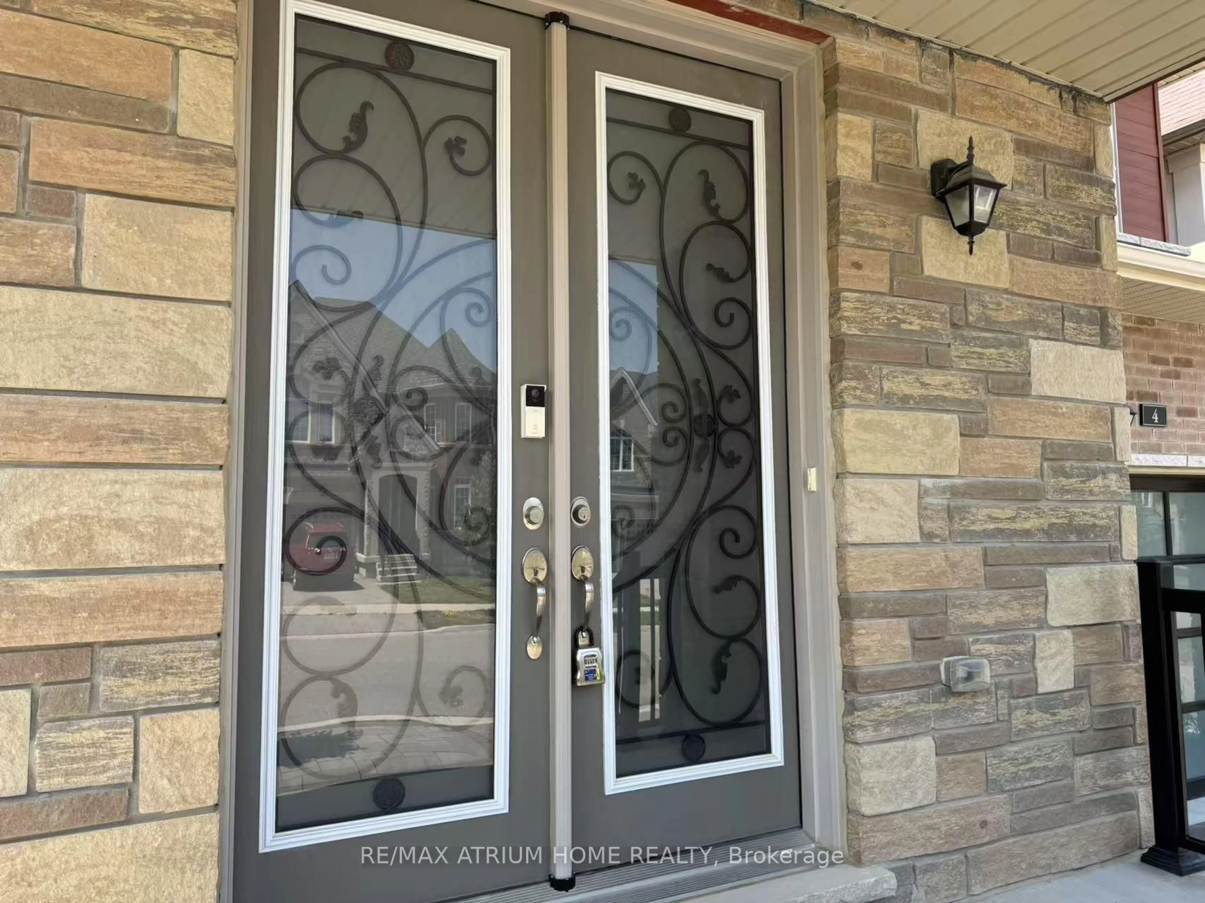 Indoor entryway for 4 Goldeneye Dr, East Gwillimbury Ontario L9N 0S6