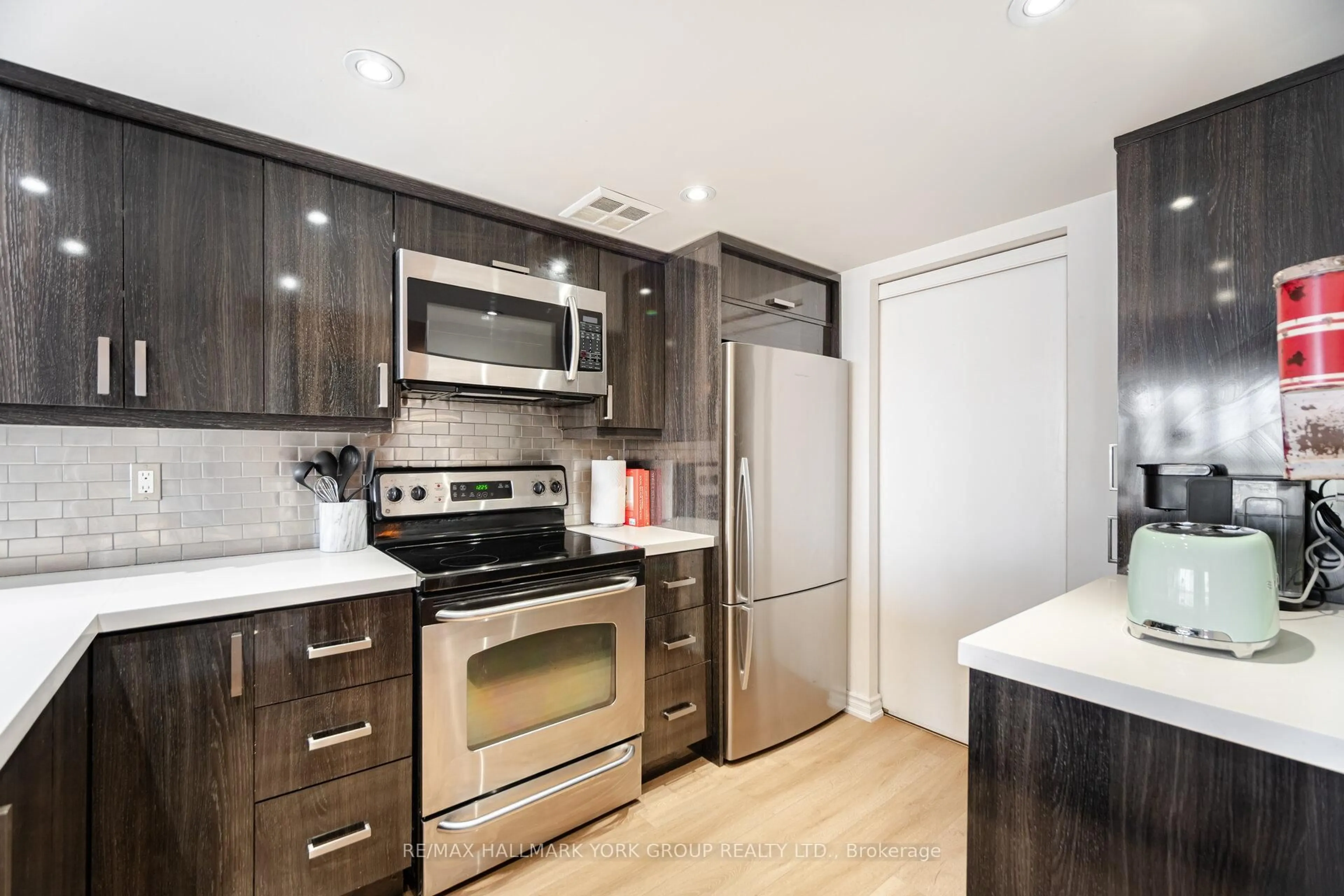 Standard kitchen, wood/laminate floor for 100 Observatory Lane #1208, Richmond Hill Ontario L4C 1T4