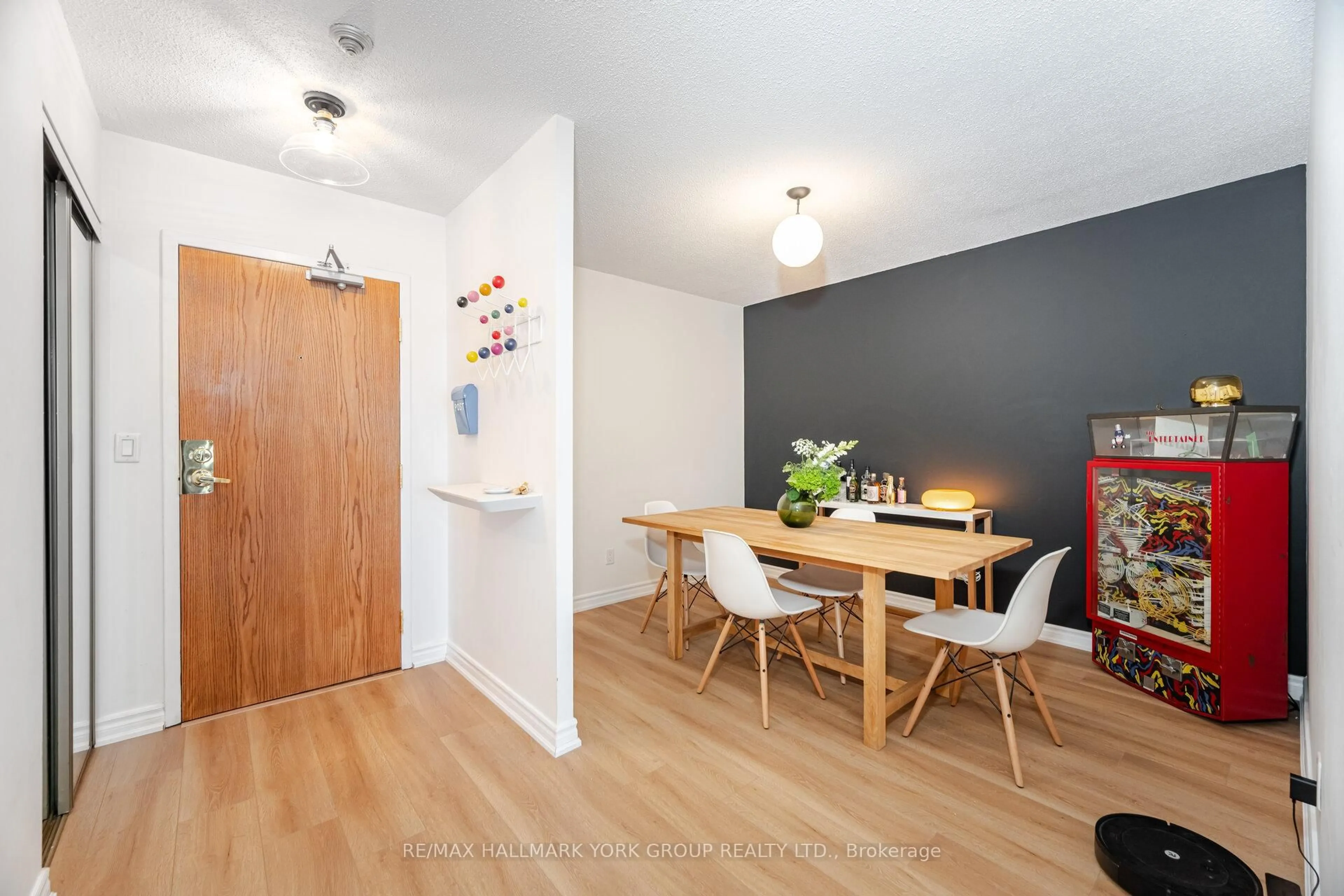 Dining room, wood/laminate floor for 100 Observatory Lane #1208, Richmond Hill Ontario L4C 1T4