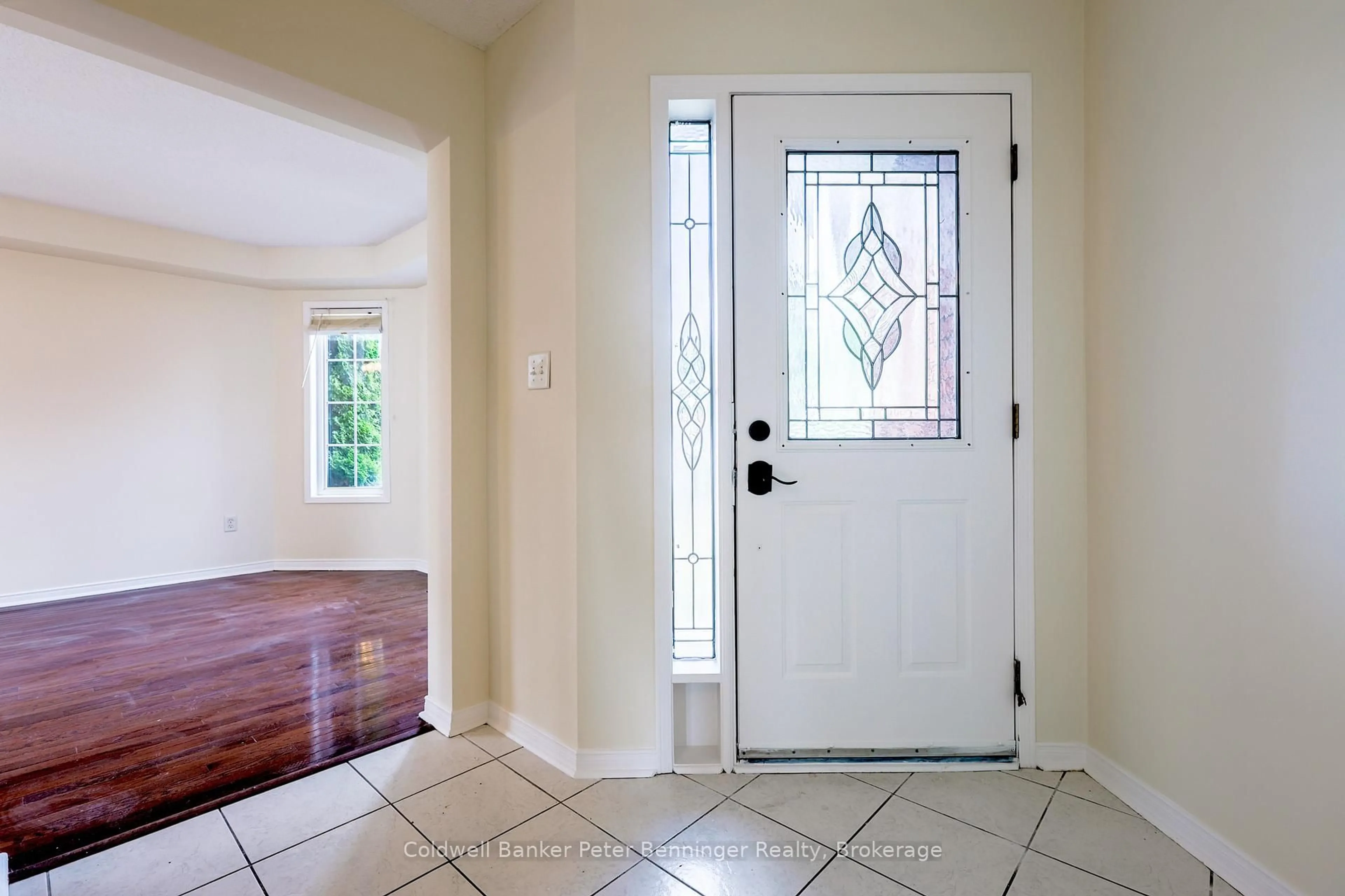 Indoor entryway for 1964 Romina Crt, Innisfil Ontario L9S 4Y1