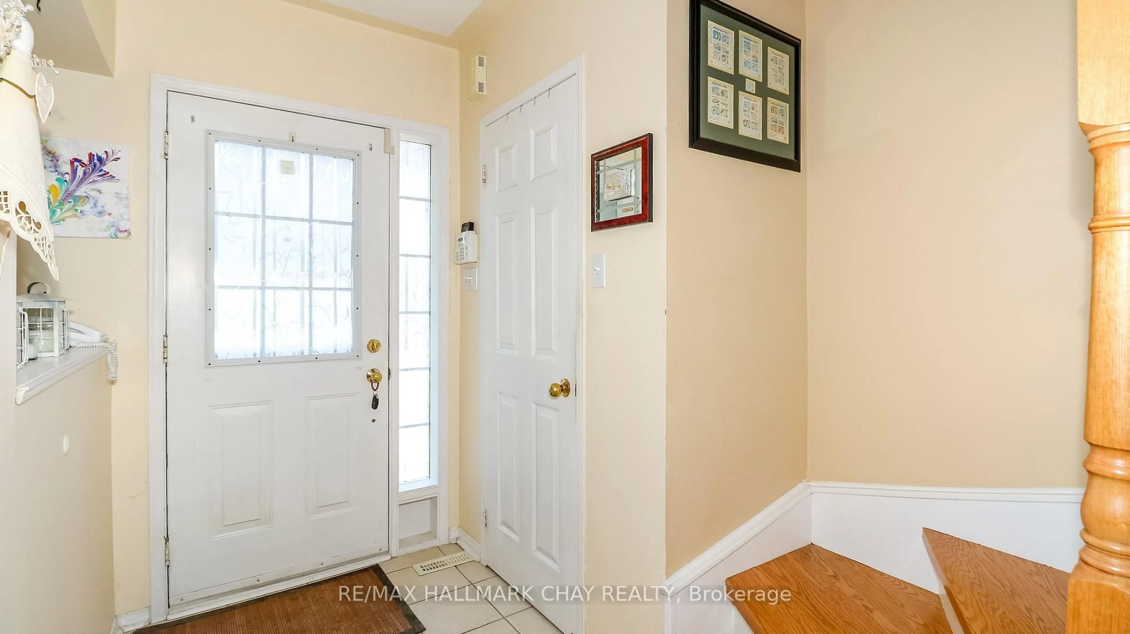 Indoor entryway for 14 Gold Park Gate, Essa Ontario L0M 1B4