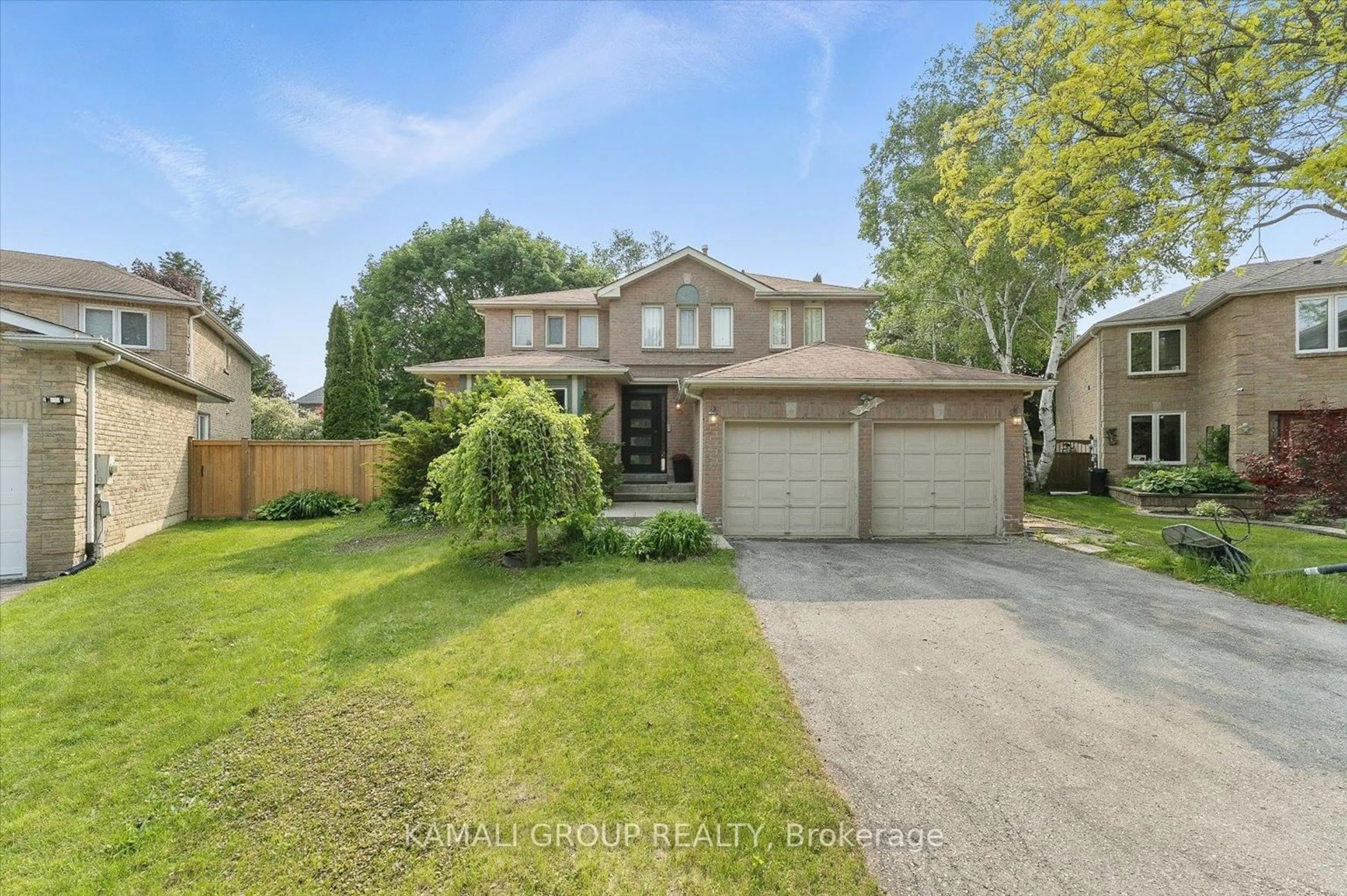 A pic from outside/outdoor area/front of a property/back of a property/a pic from drone, street for 324 Petheram Pl, Newmarket Ontario L3X 1J7