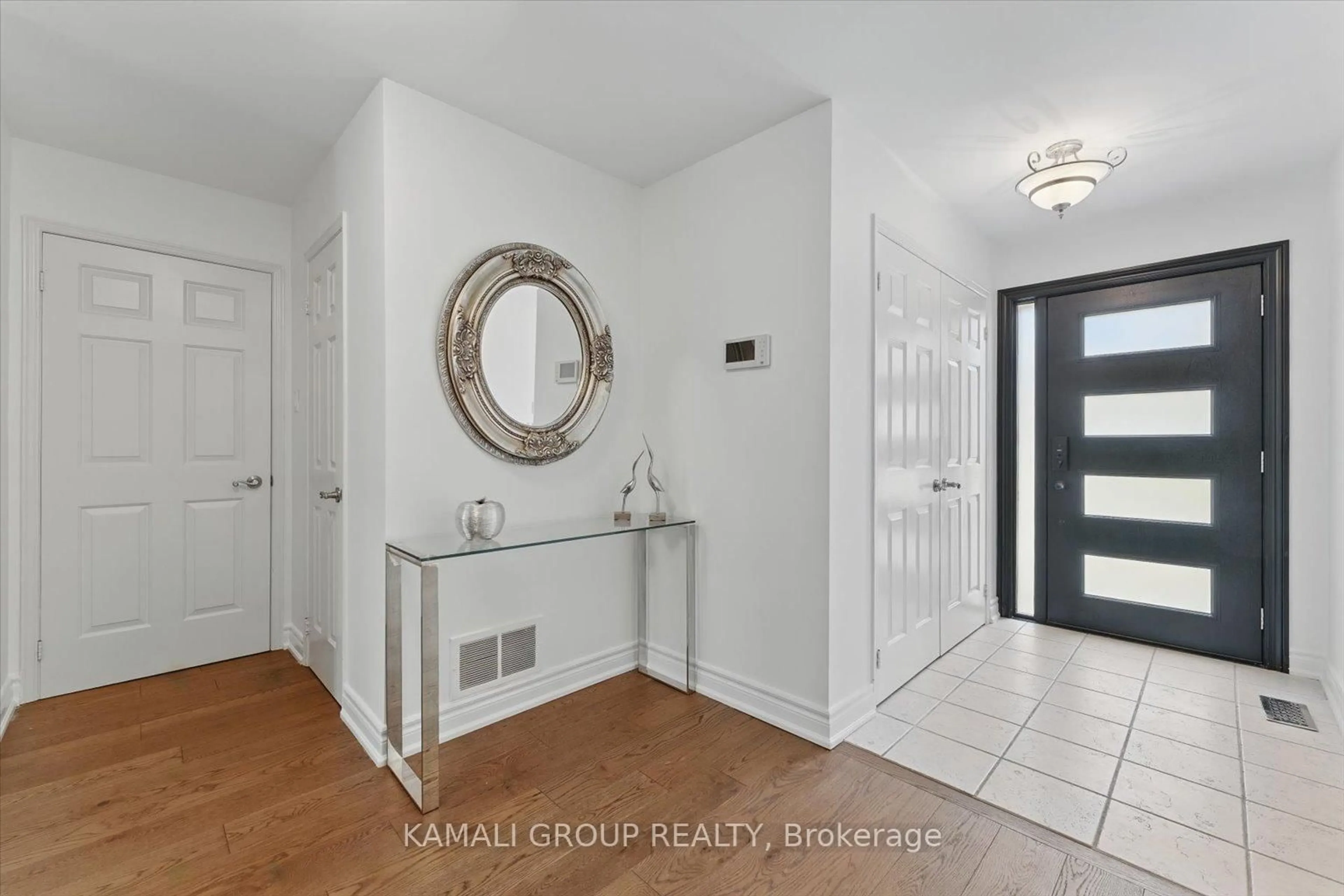 Indoor entryway for 324 Petheram Pl, Newmarket Ontario L3X 1J7