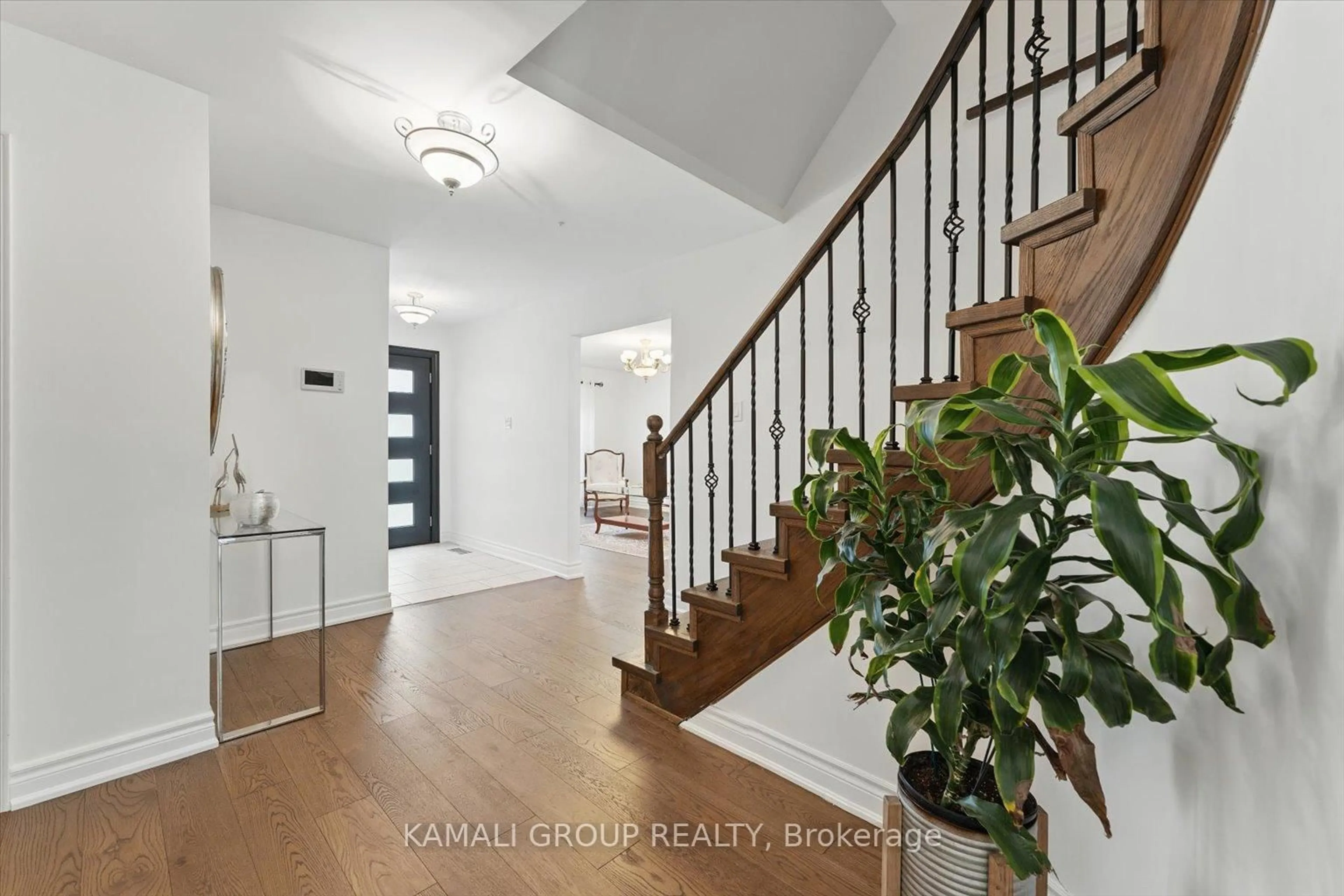 Indoor entryway for 324 Petheram Pl, Newmarket Ontario L3X 1J7
