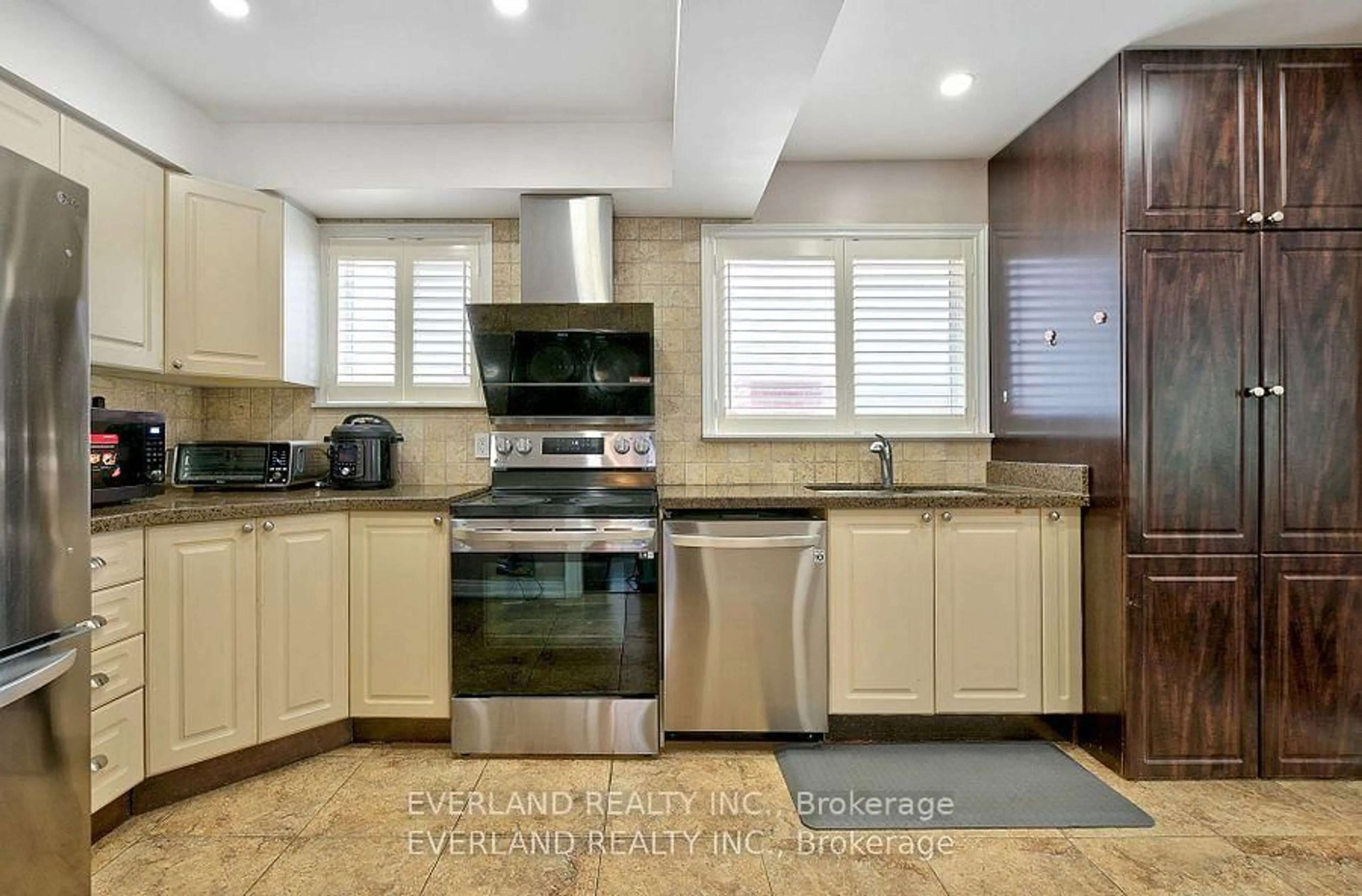 Open concept kitchen, ceramic/tile floor for 35 Ravengloss Dr, Markham Ontario L3T 4C8