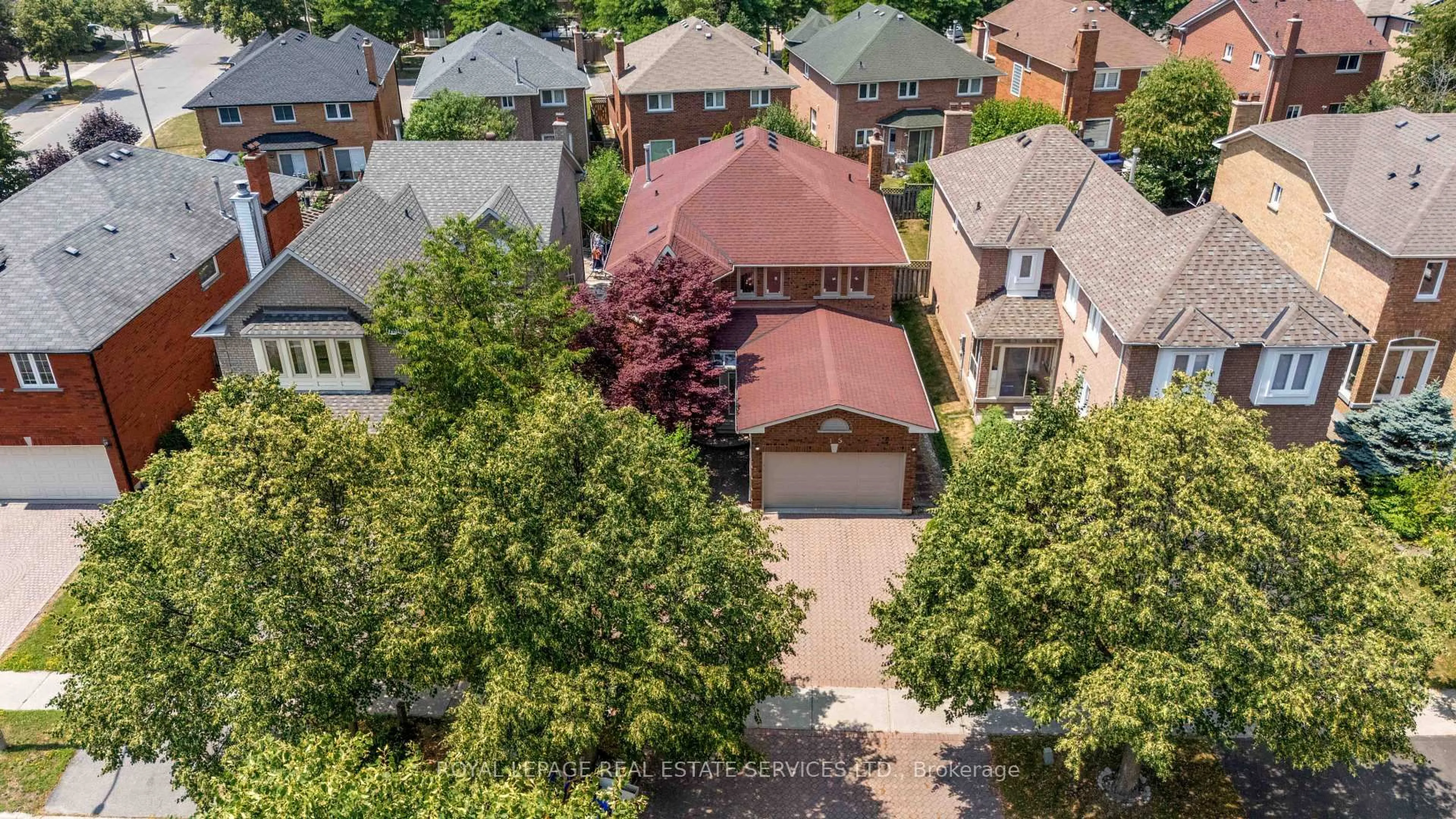 A pic from outside/outdoor area/front of a property/back of a property/a pic from drone, street for 175 Berwick Cres, Richmond Hill Ontario L4C 0B4
