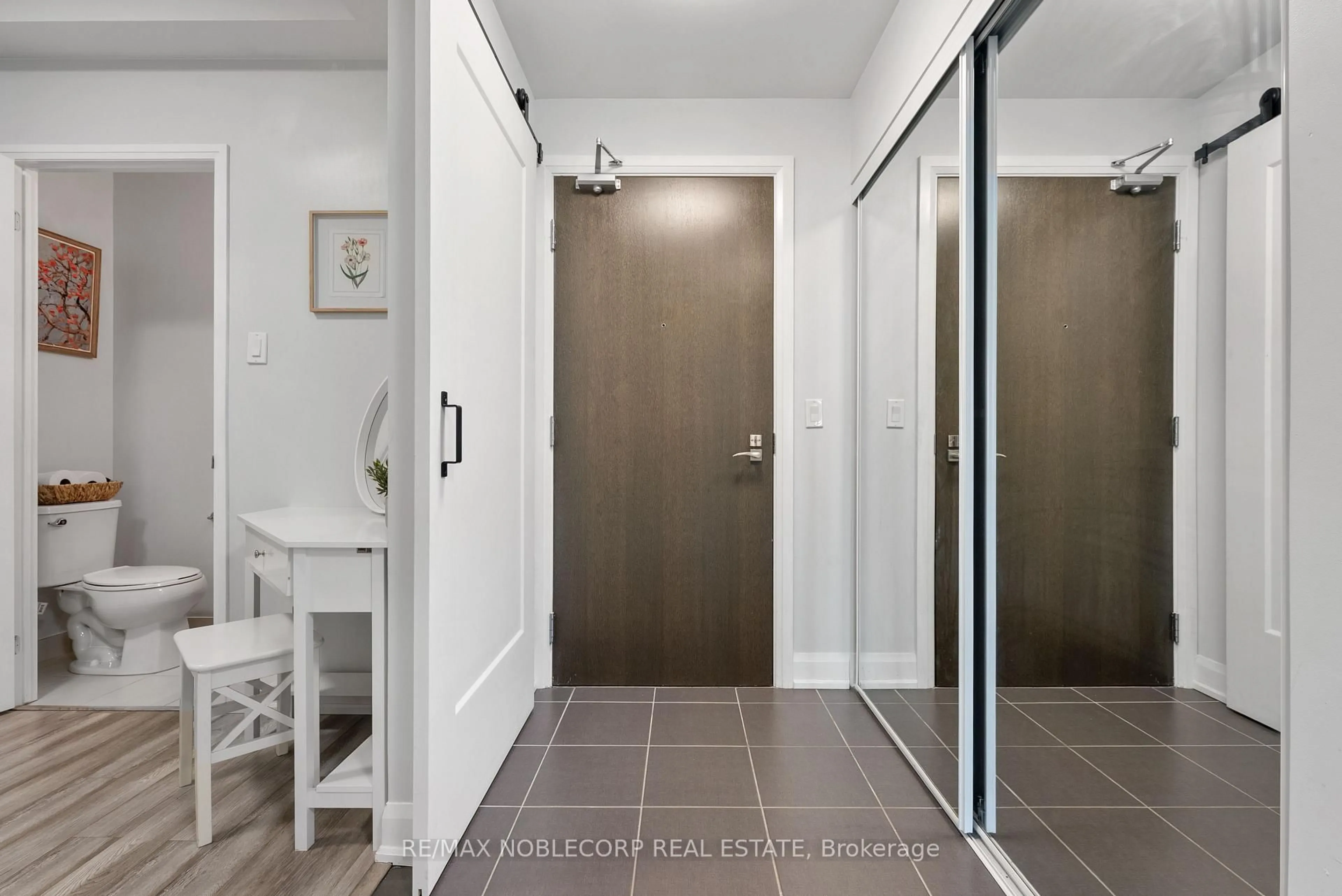 Indoor entryway for 2910 Highway 7 #1007, Vaughan Ontario L4K 0H8