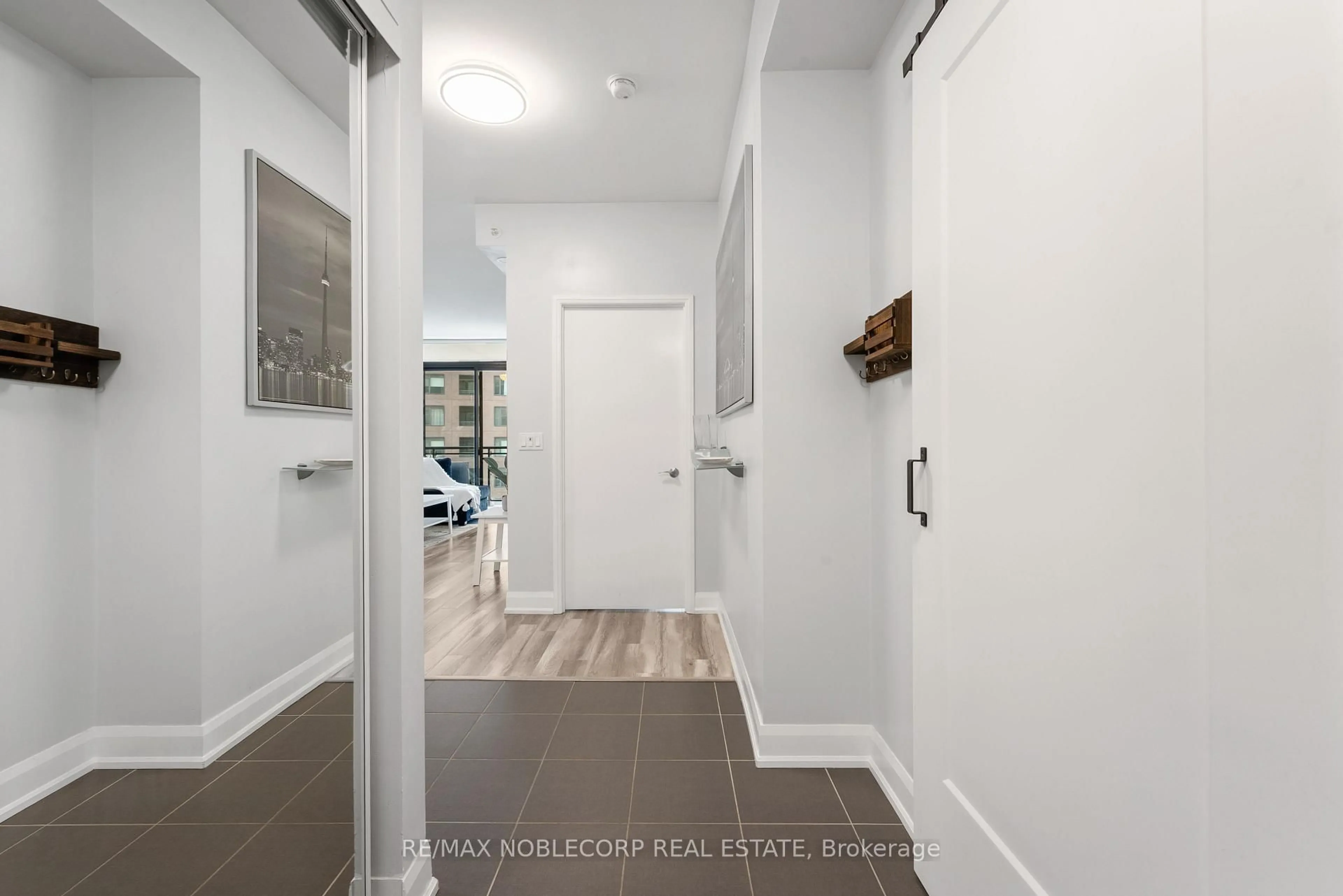 Indoor entryway for 2910 Highway 7 #1007, Vaughan Ontario L4K 0H8