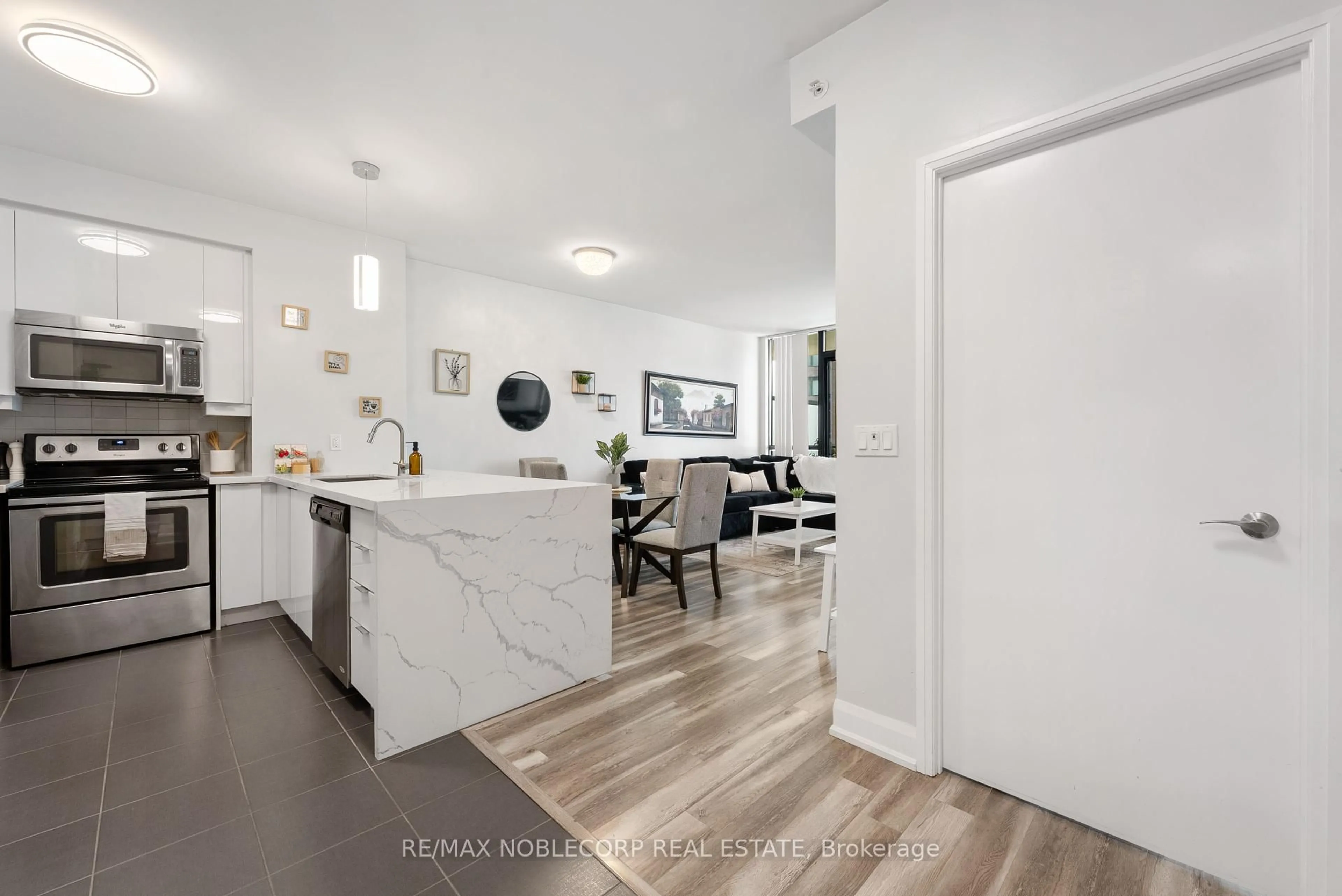 Open concept kitchen, unknown for 2910 Highway 7 #1007, Vaughan Ontario L4K 0H8