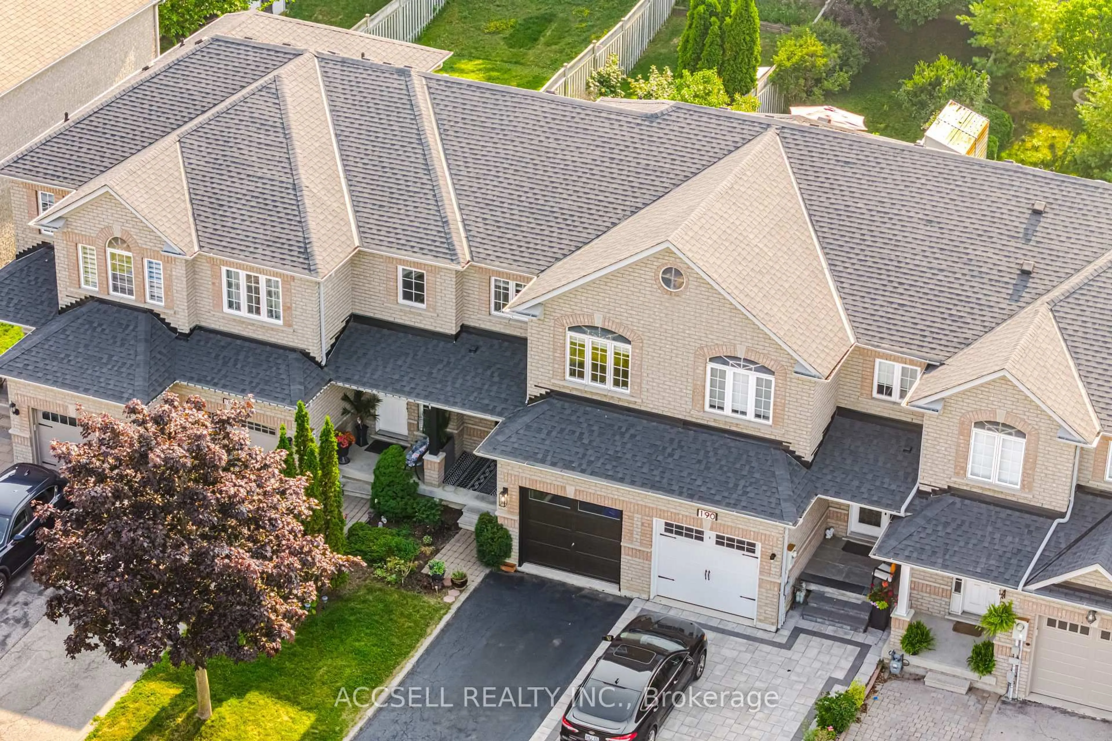 A pic from outside/outdoor area/front of a property/back of a property/a pic from drone, street for 188 Deepsprings Cres, Vaughan Ontario L6A 3L3