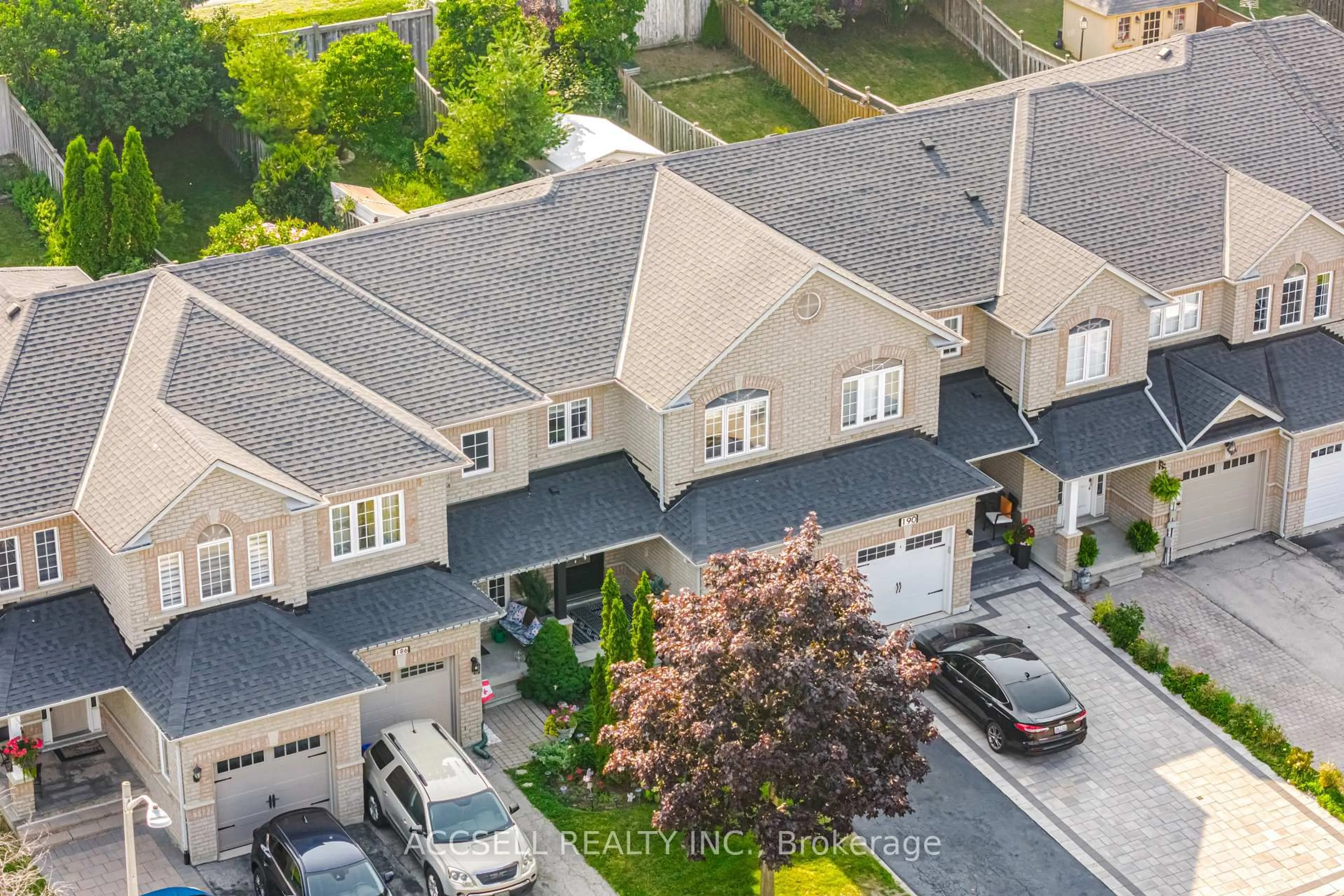 A pic from outside/outdoor area/front of a property/back of a property/a pic from drone, street for 188 Deepsprings Cres, Vaughan Ontario L6A 3L3