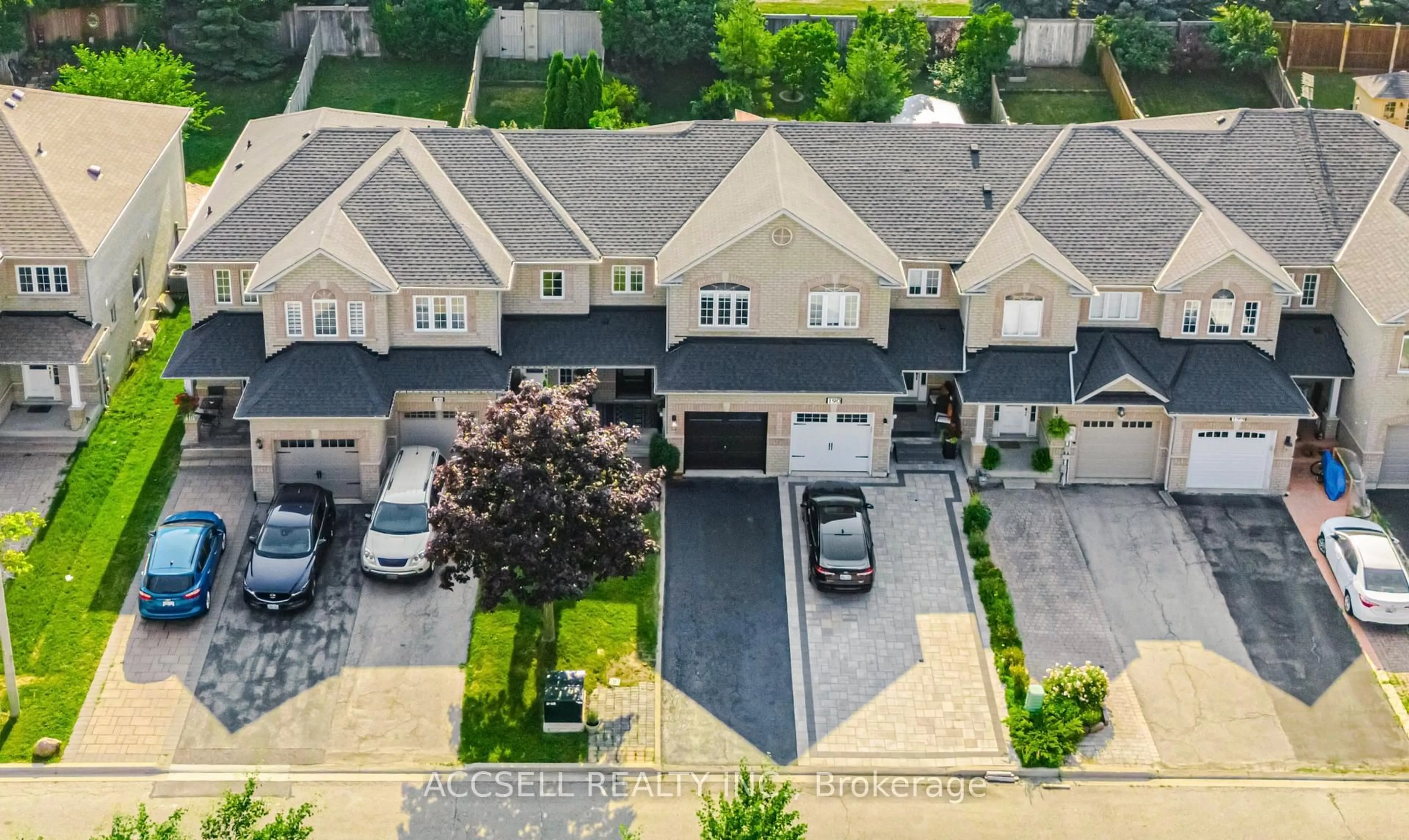 A pic from outside/outdoor area/front of a property/back of a property/a pic from drone, street for 188 Deepsprings Cres, Vaughan Ontario L6A 3L3