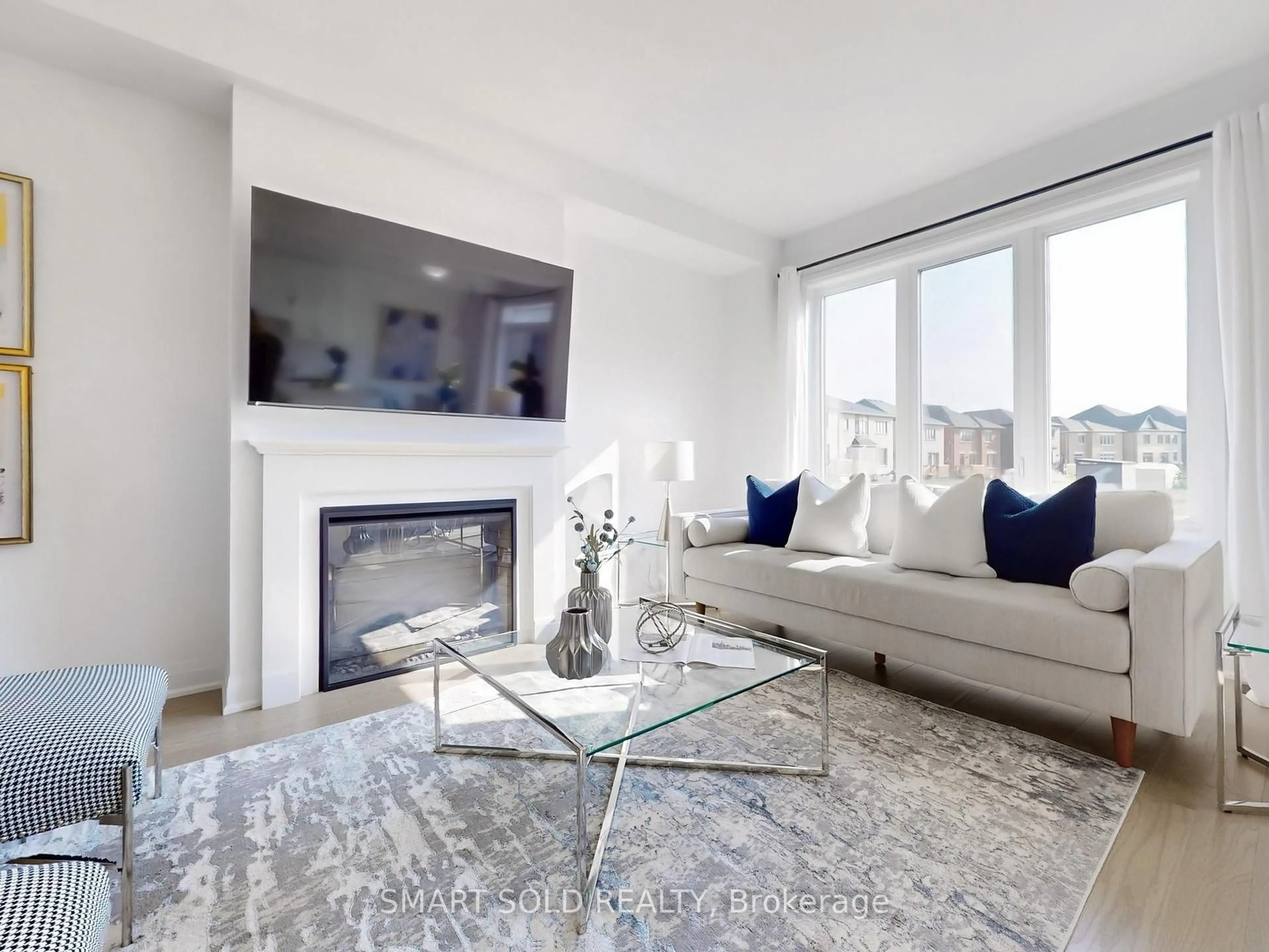 Living room with furniture, carpet floor for 168 Silk Twist Dr, East Gwillimbury Ontario L9N 0V7