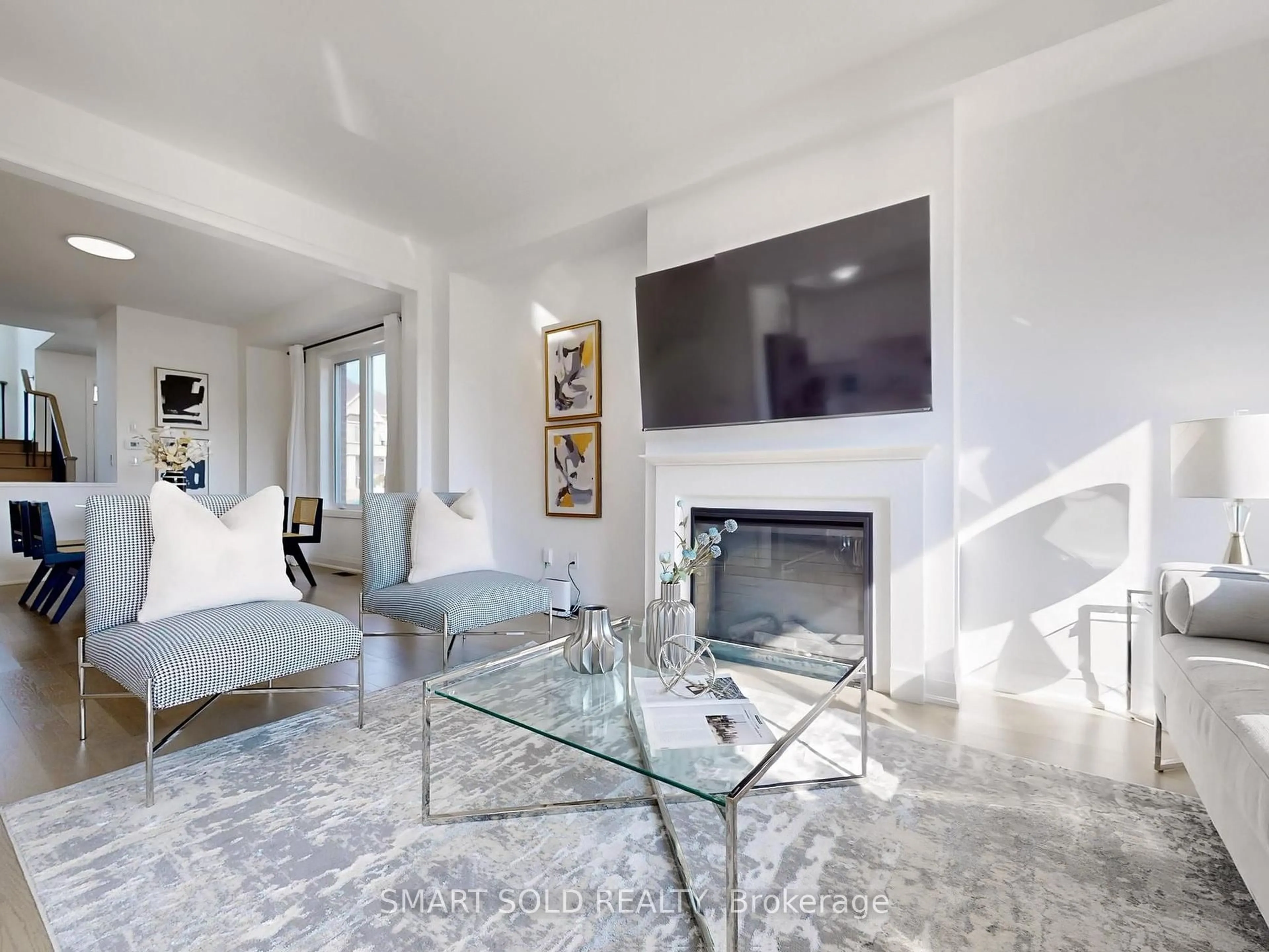 Living room with furniture, unknown for 168 Silk Twist Dr, East Gwillimbury Ontario L9N 0V7