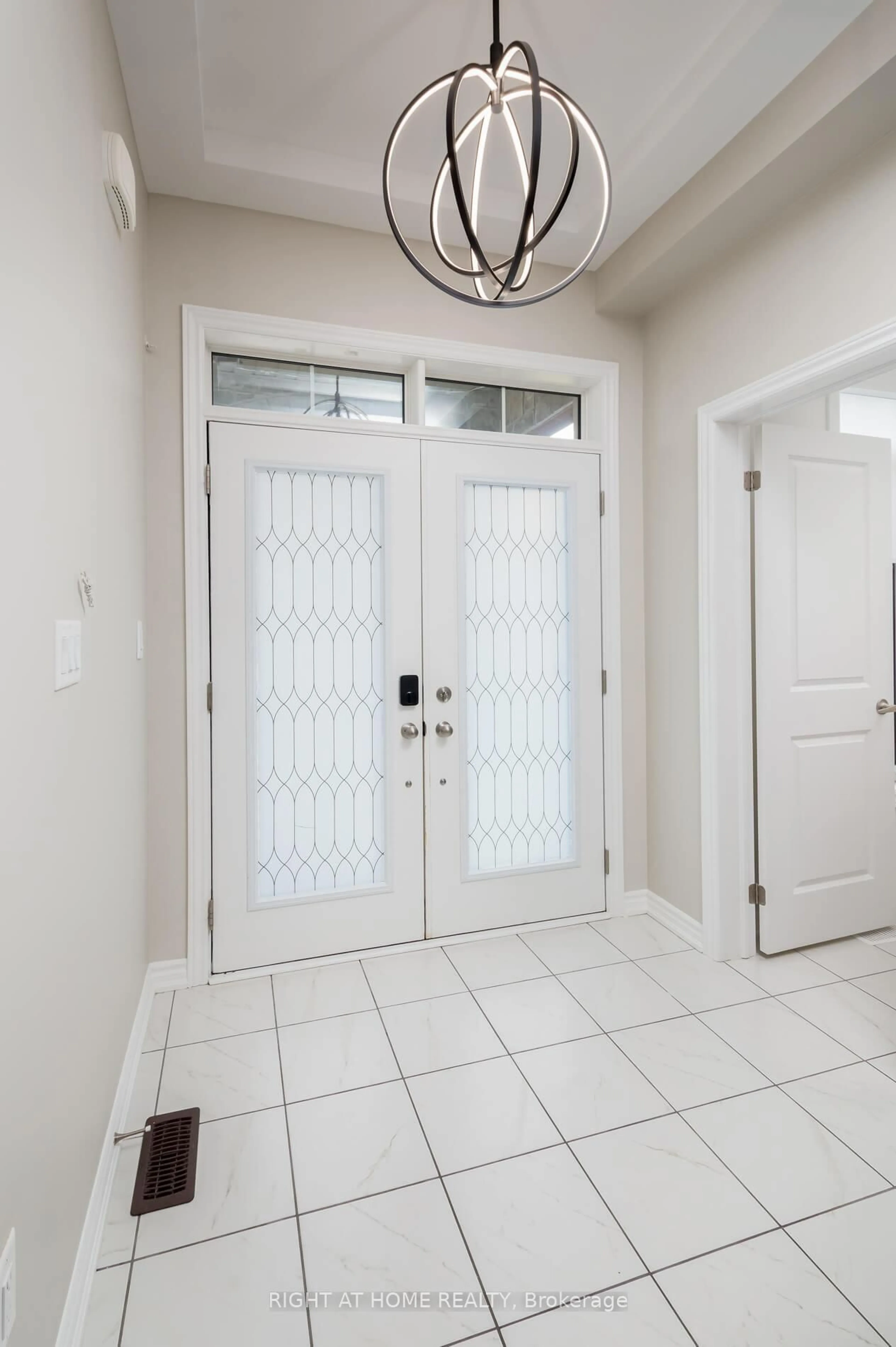 Indoor entryway for 2191 Grainger Loop, Innisfil Ontario L9S 0N1